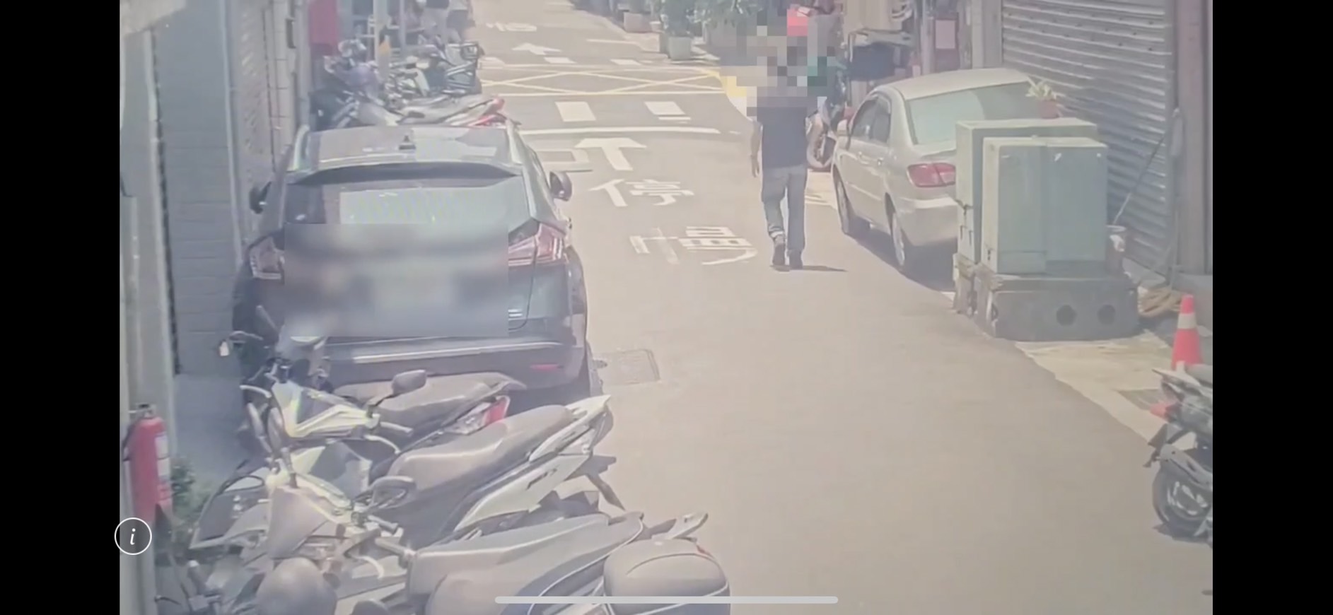 警方根據監視器鎖定胡亂潑灑不明液體的男子。（翻攝畫面）