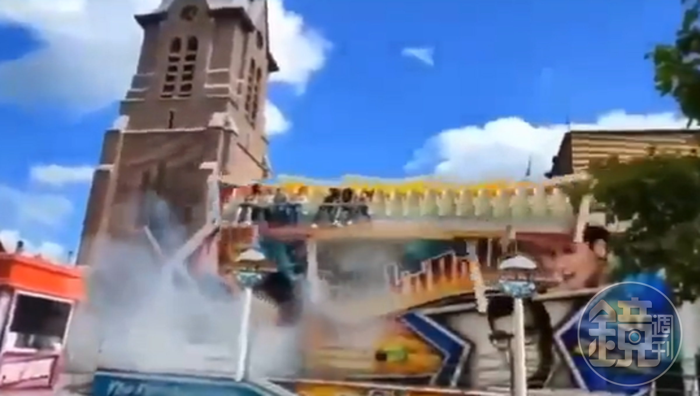 遊樂園「飛天魔毯」冒煙快轉,不是特效!7人瞬間被飛拋摔地重傷。(翻自推特)