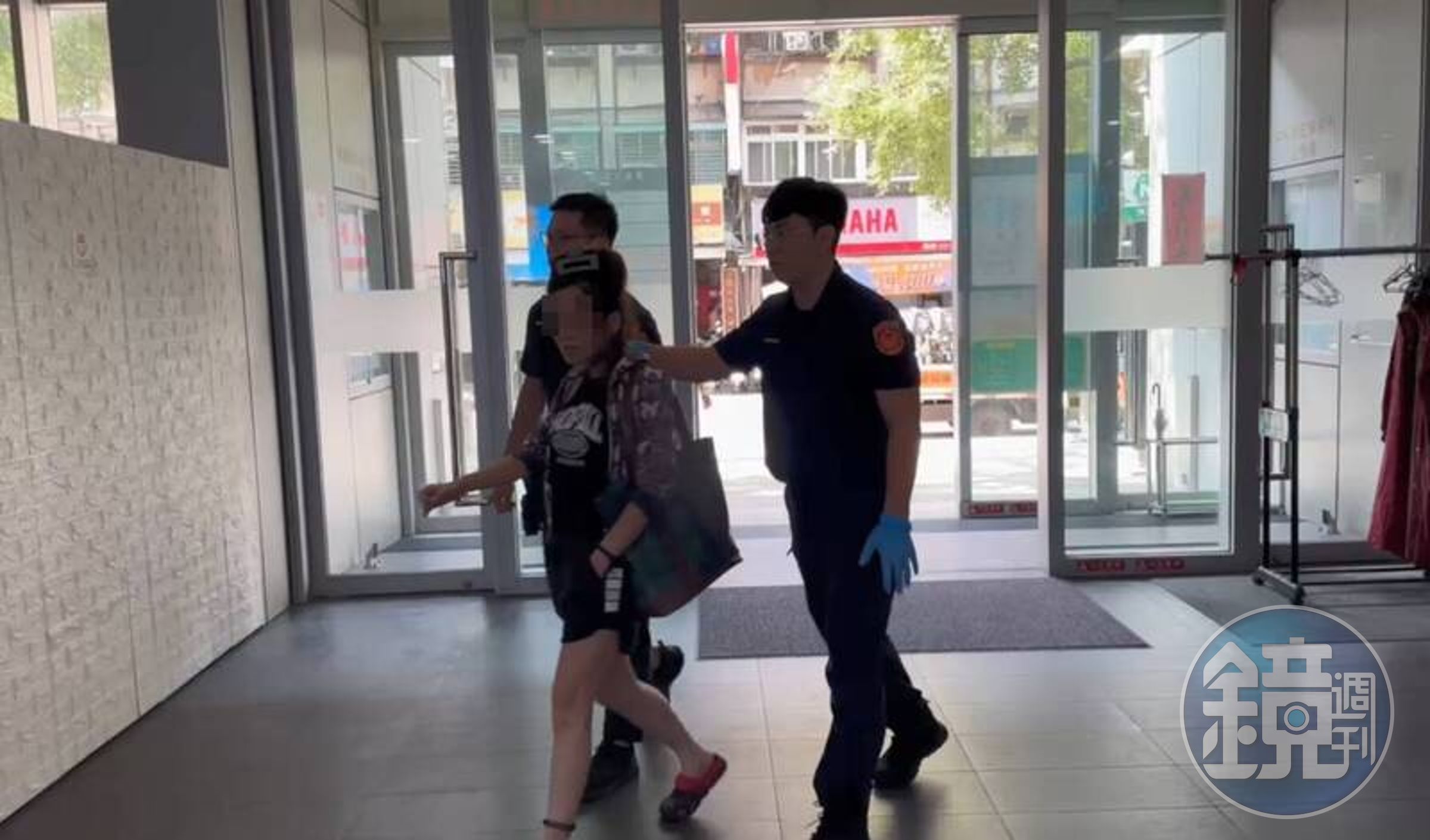 陳女今日被警方帶回訊問。(翻攝畫面)