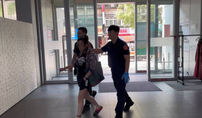 陳女今日被警方帶回訊問。（翻攝畫面）