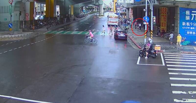 陳女在捷運景安站附近隨機攻擊3名女性路人。（翻攝畫面）