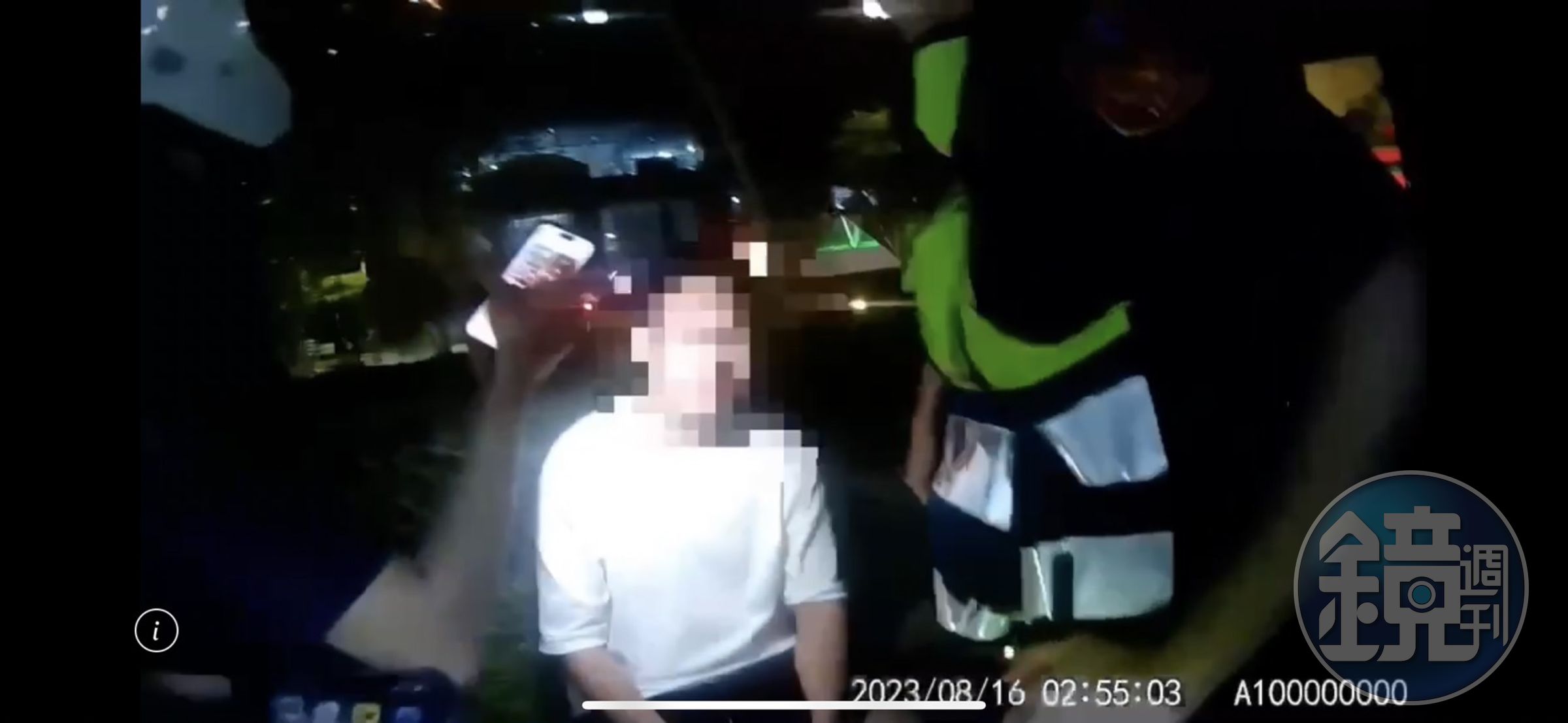 警方到場後，詢問受傷的陳男事發經過。（翻攝畫面）