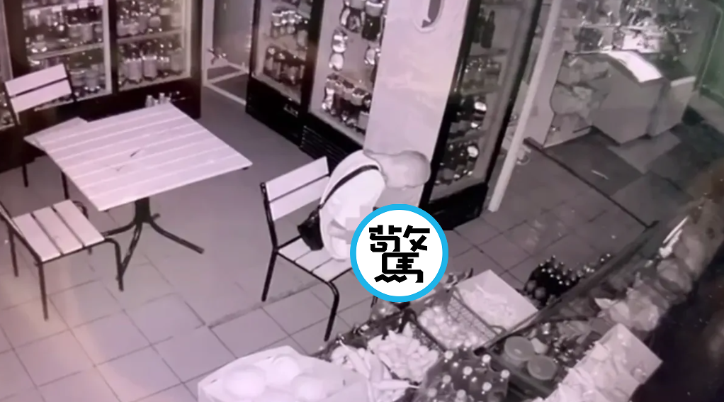 賊闖超市不偷錢,拿酒與胡椒狂抹生殖器「醃莖醉雞」。(翻自《Kurer-Sreda》)