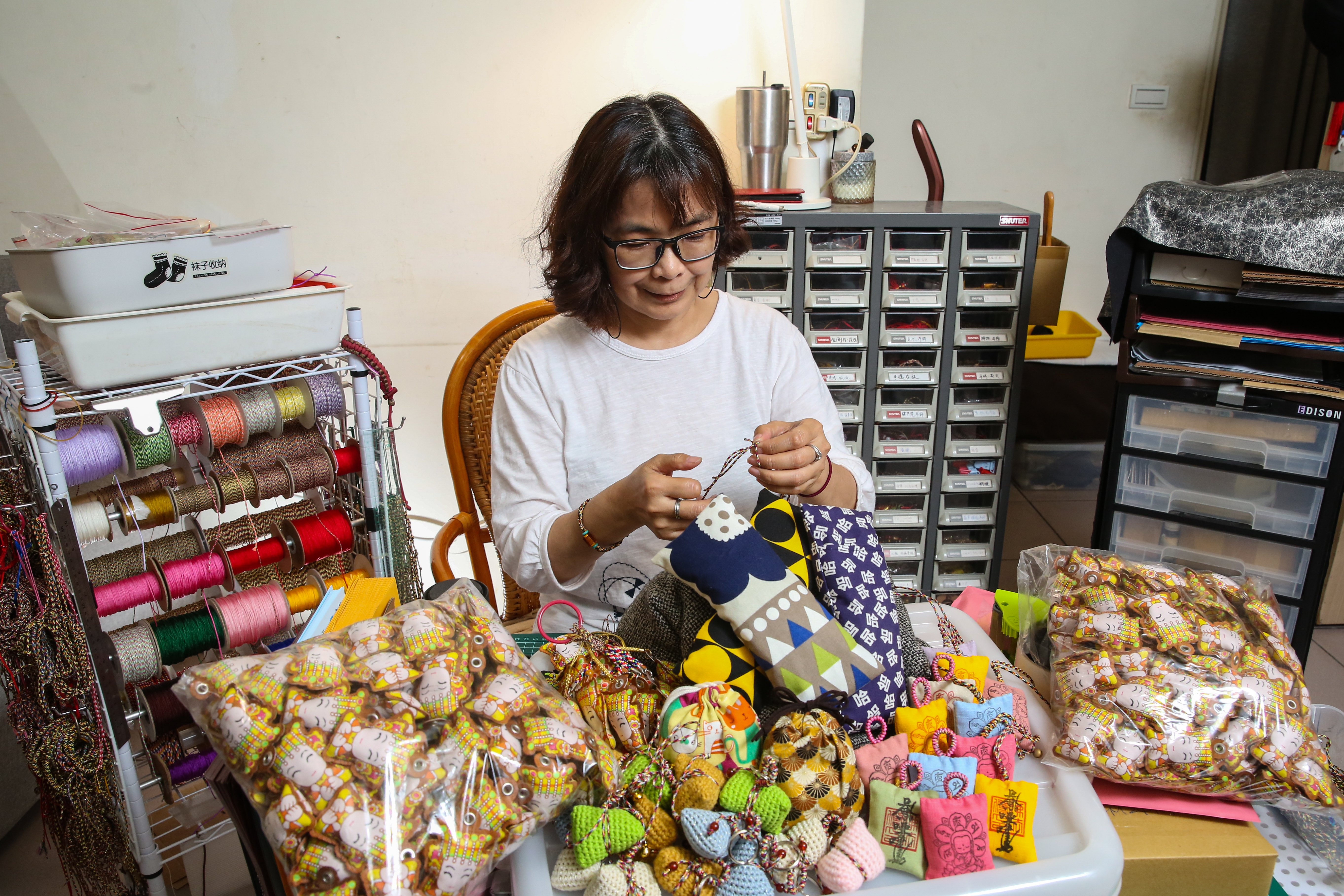 本是職場女強人的林瑩程，以媽媽念大悲咒加持的五色線創業，並將其品牌化，商品物美價廉在網上長賣。