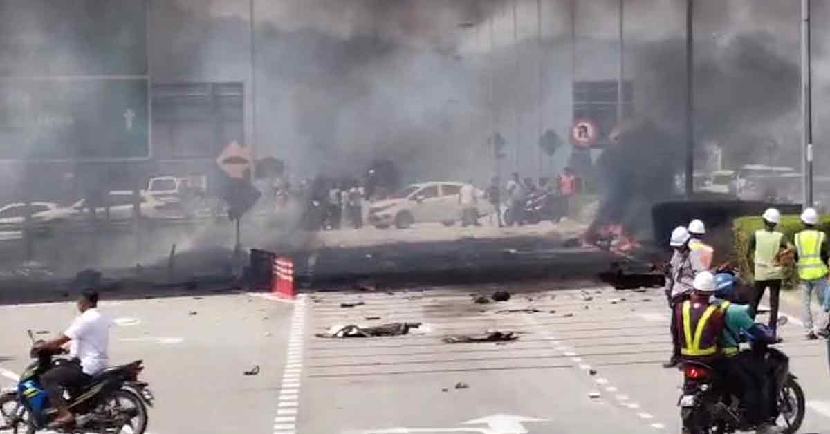 大馬小飛機墜機爆炸10死，機車騎士飛來橫禍當場被燒焦慘死。（翻自《中國報》）