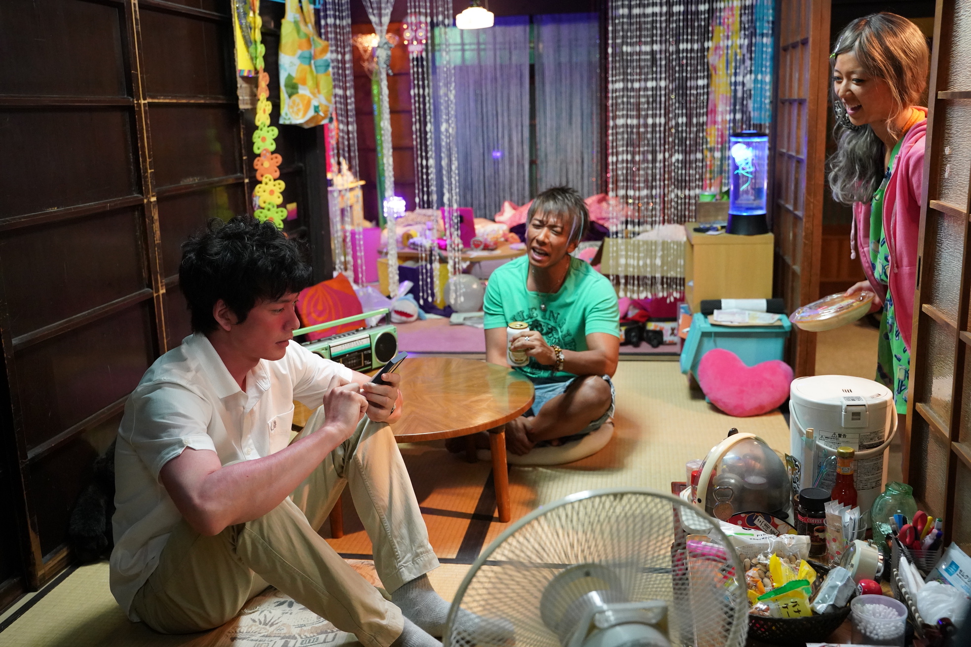 清水健（中）在《快一秒的他》演出男主角妹妹的男友一角。（甲上提供）