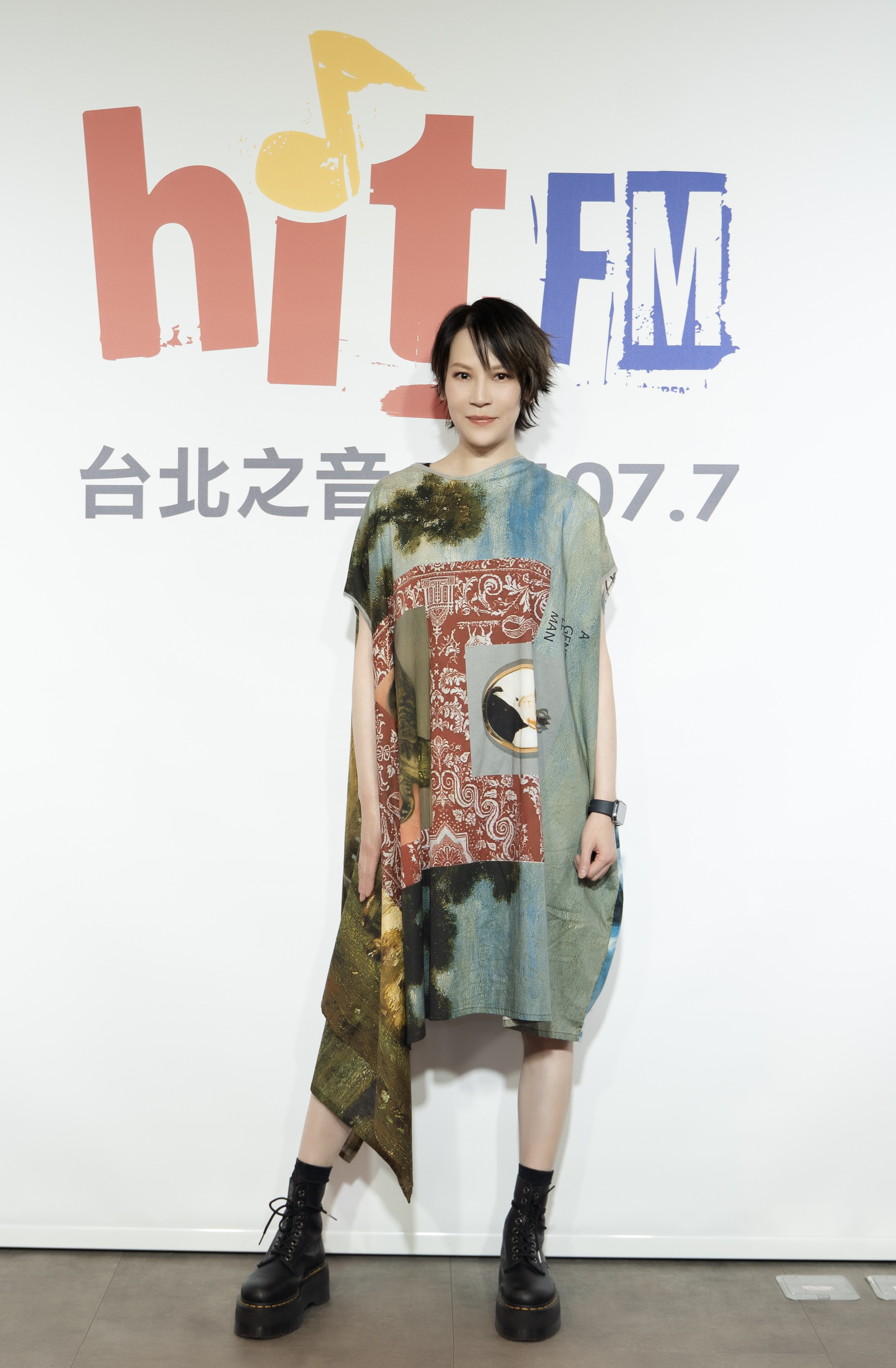 在新專輯中，楊乃文當起夢幻的樂團主唱。（Hit Fm聯播網提供）
