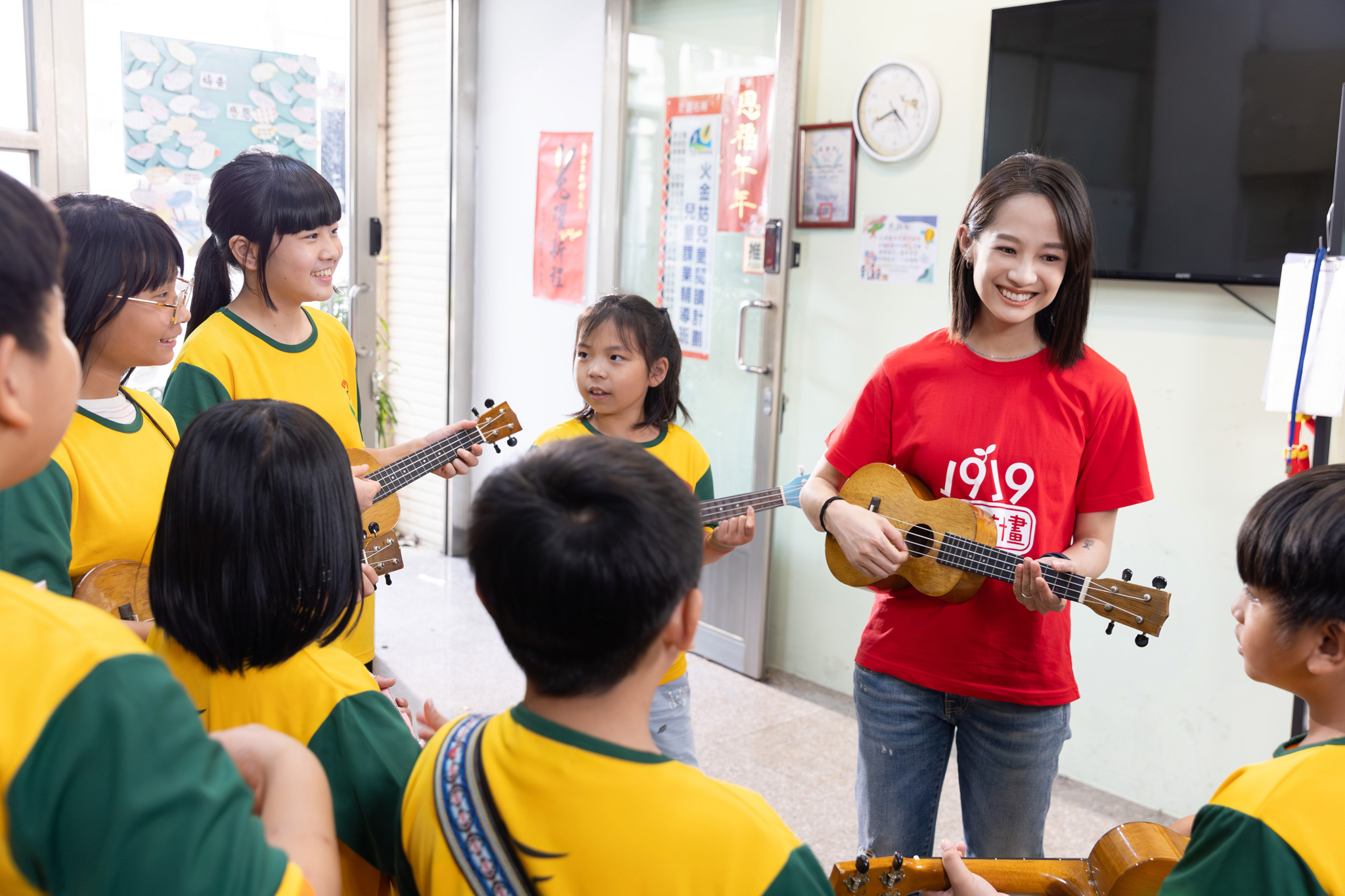 簡嫚書現身說法呼籲外界關懷弱勢孩子。(基督教救助協會提供)