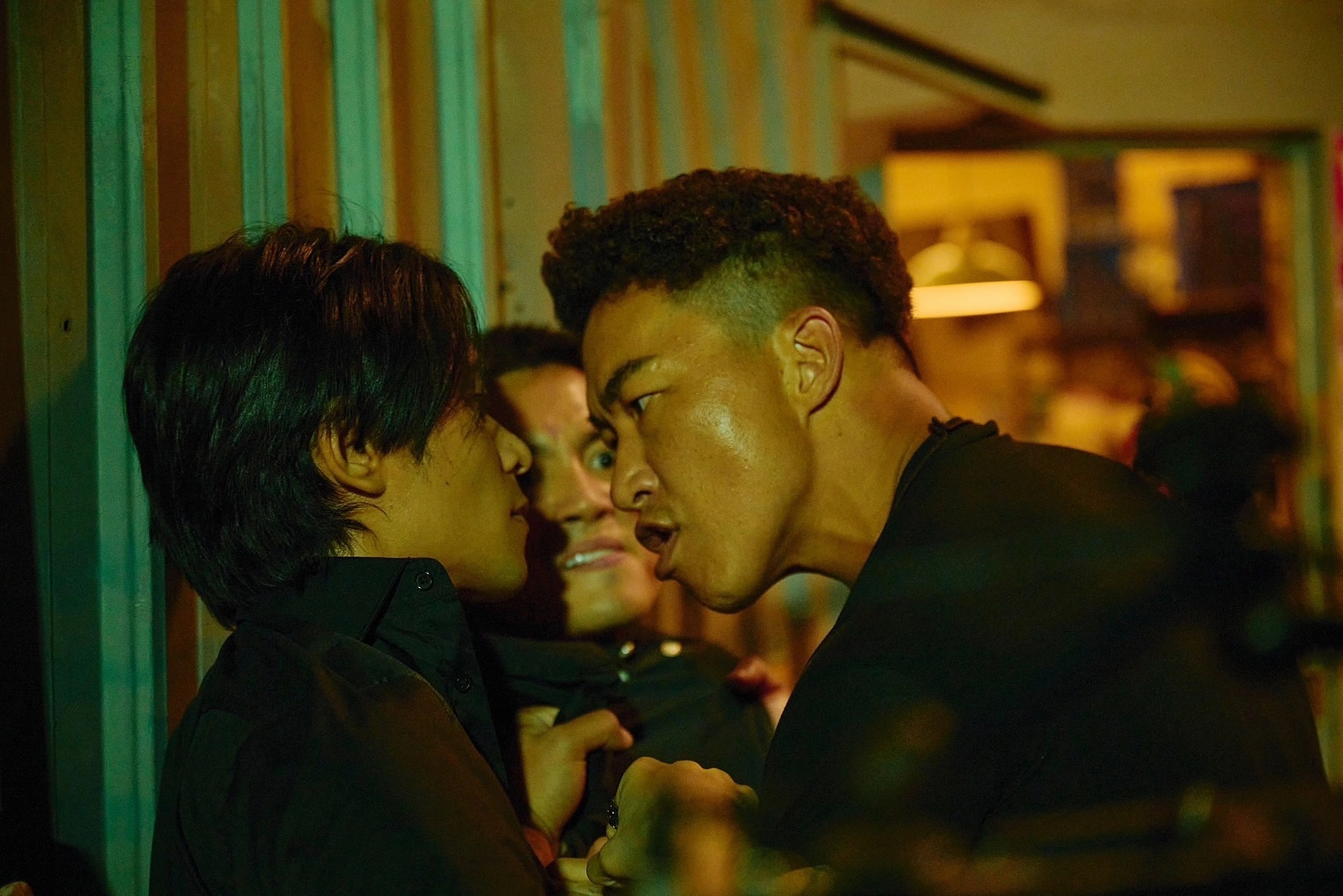 第一次拍電影，郭泓志以為排戲就要比照正式來，因此直接來真的，把姚淳耀嚇到傻眼。（CATCHPLAY提供）