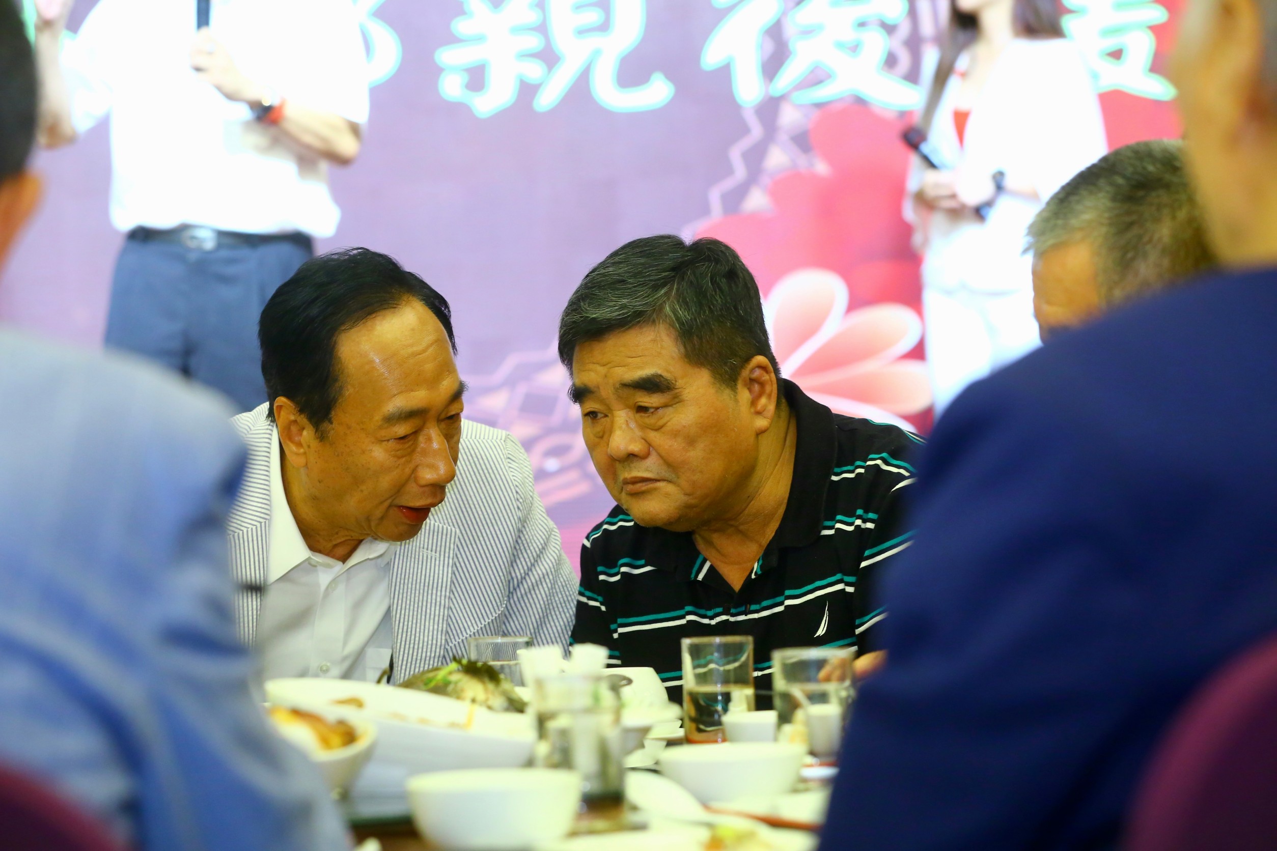 雲林縣長張榮味（右）致詞時，盛讚郭台銘（左）是有風度與高度之人。