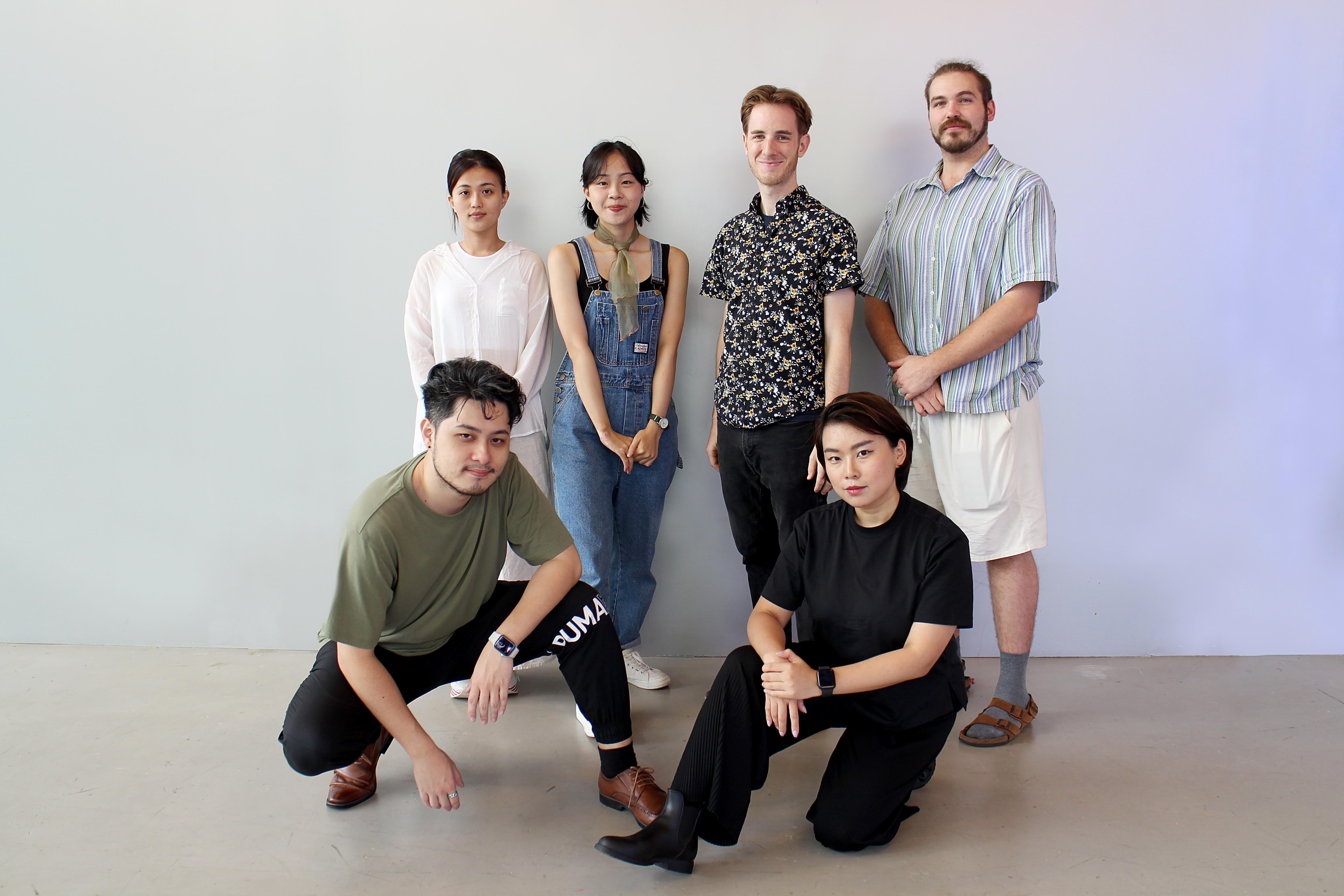 《反詩．愛》台前幕後參與者Woody Slion（前排左）、楊惟婷（前排右），以及後排由左至右為蔡貽安、林翊茹、Brandon Gergel、Sequoia Collier-Hezel。（Code Switch劇團）