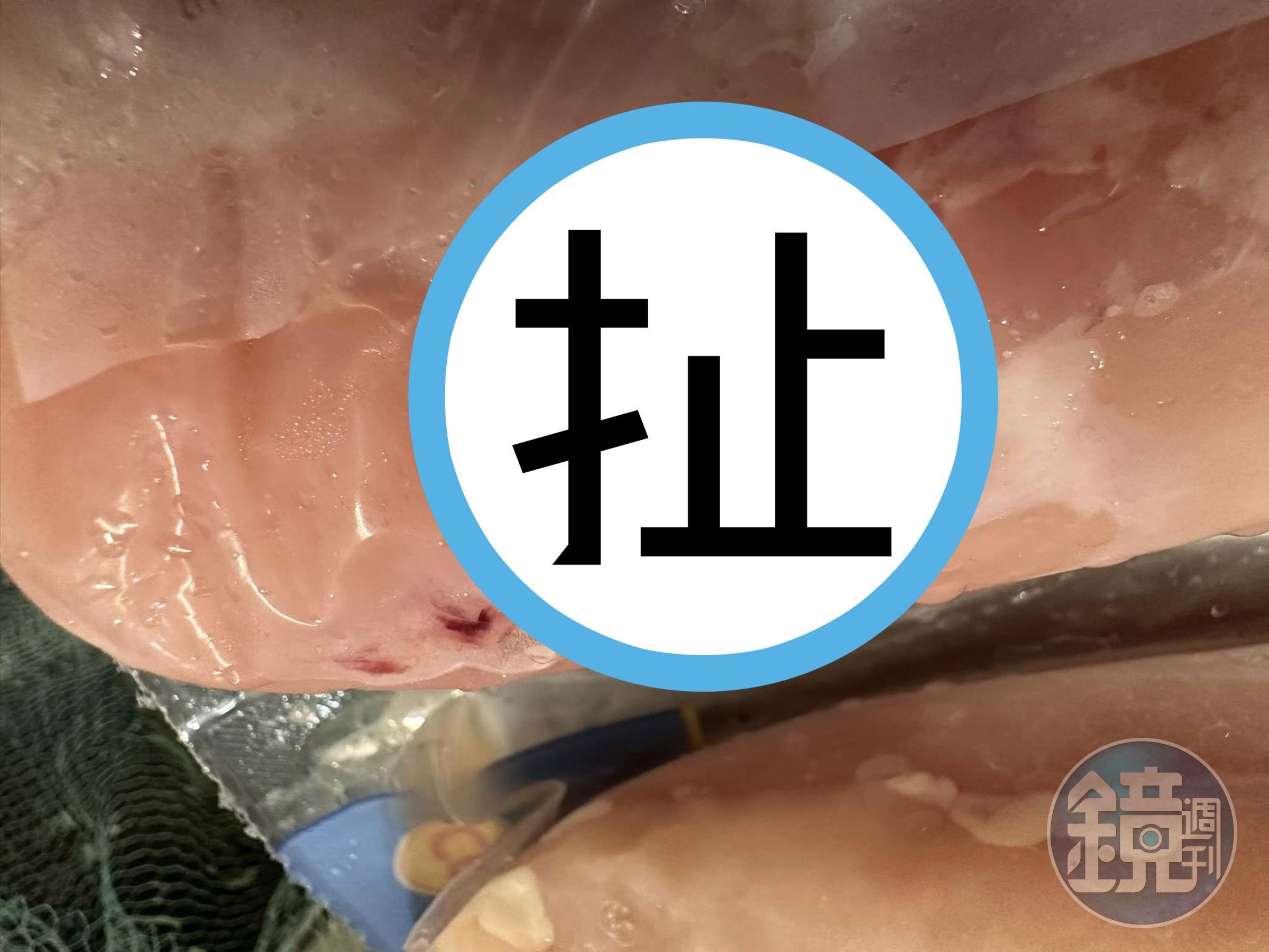 好市多賣的雞肉出現一條蟲。（翻攝「Costco好市多 商品經驗老實說」臉書社團）
