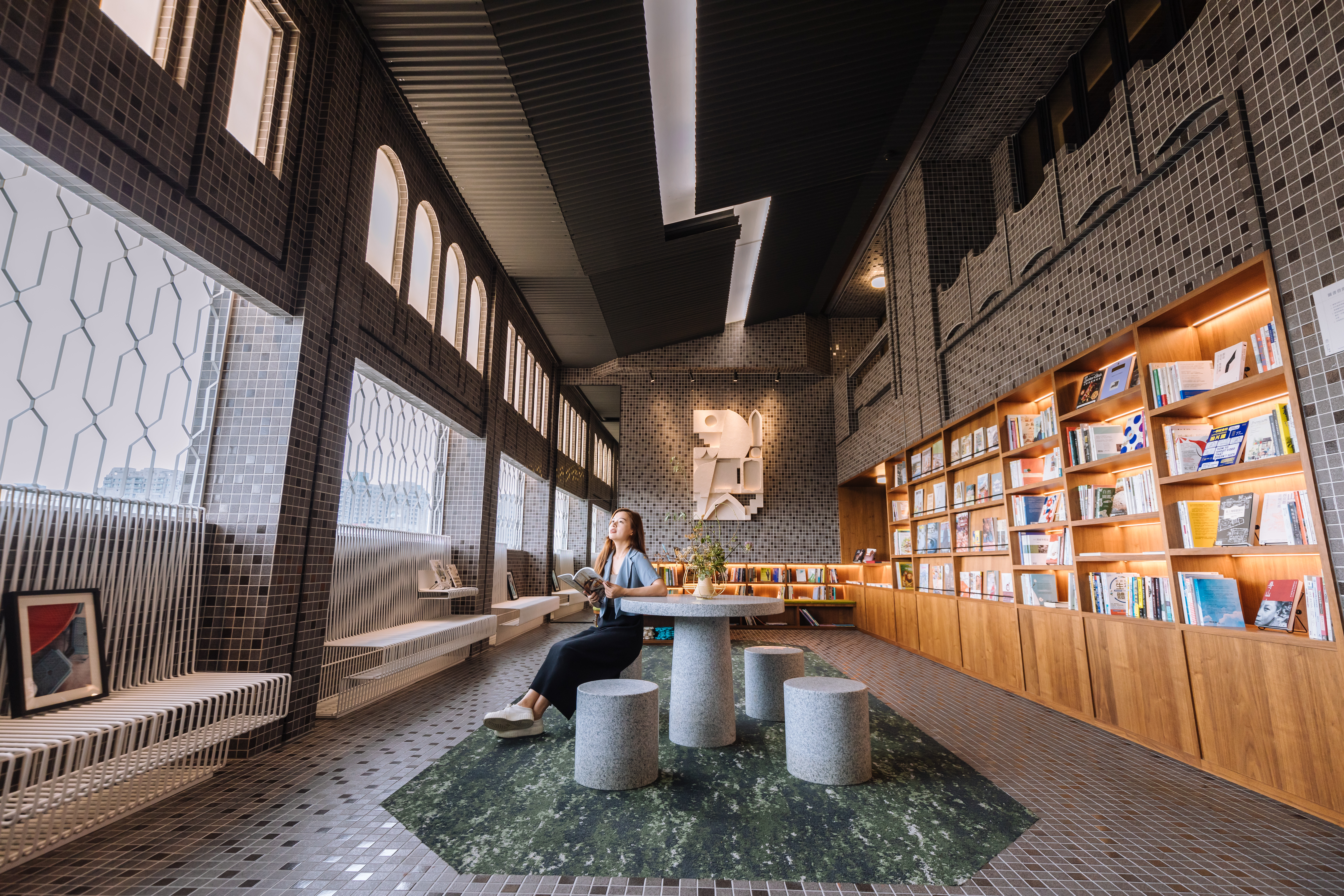 「天下南隅」老飯店新生，設計團隊將老公園意象搬進公共遊憩空間中，常見的鐵件座位、石桌椅和草皮，拼湊在地人記憶中的台南情懷。