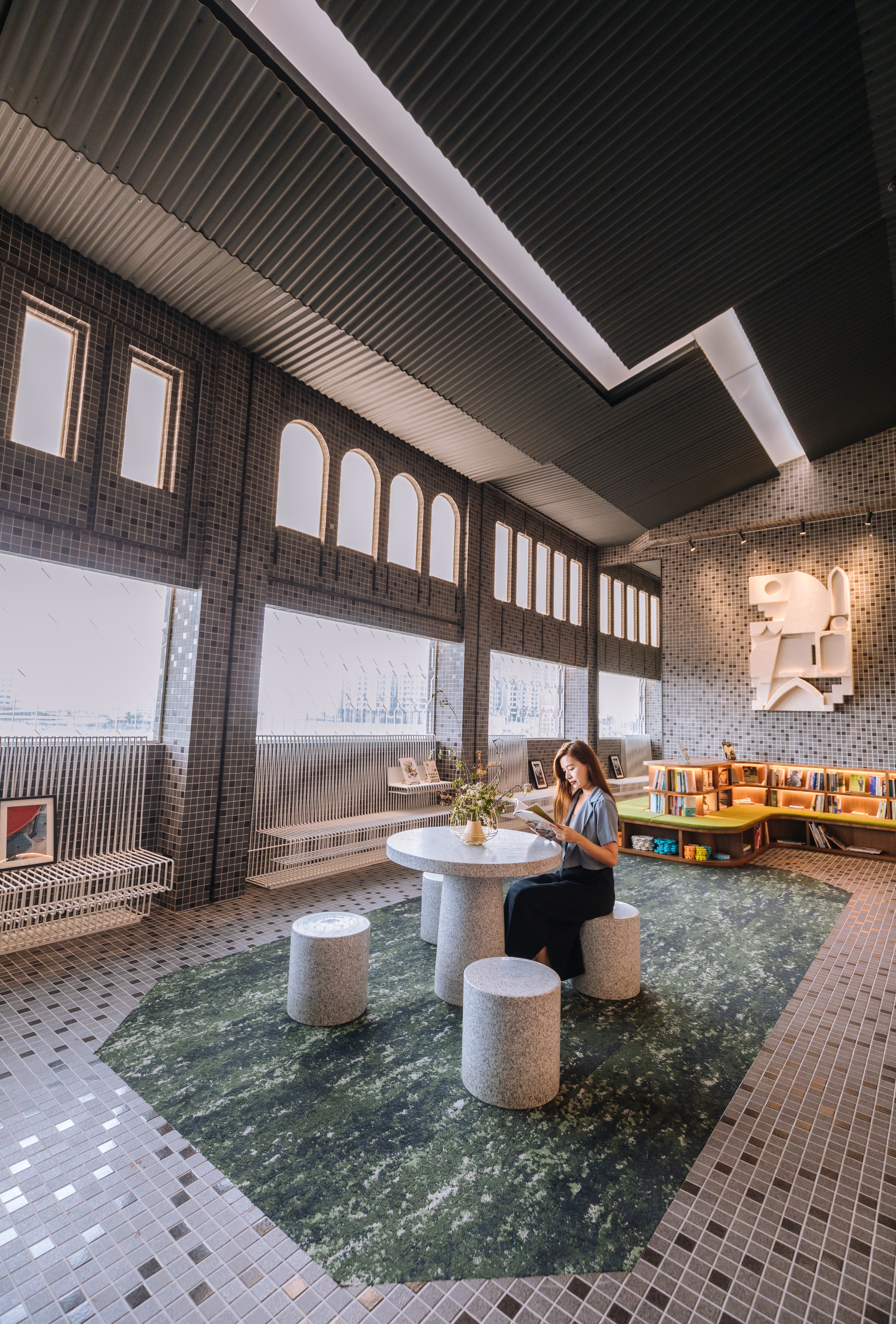 坐在石椅上，不禁回想起兒時在公園乘涼的記憶。