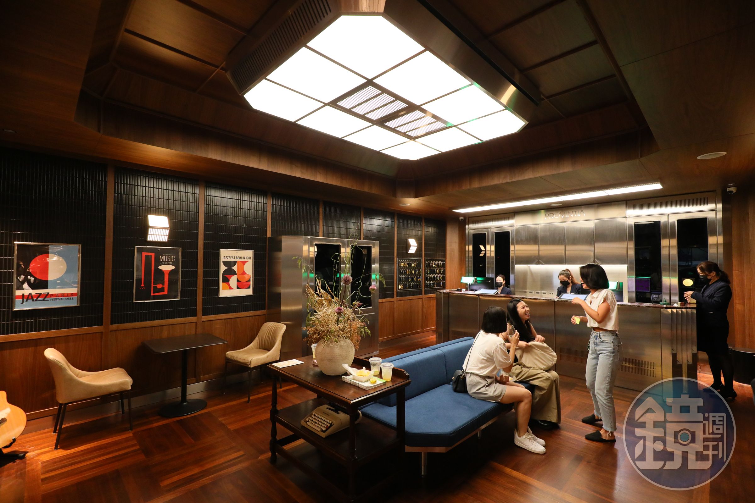 大廳以設計靈感來自70年代台灣透天厝客廳格局，大面積不鏽鋼部件的靈感則受台南冰果室啟發。