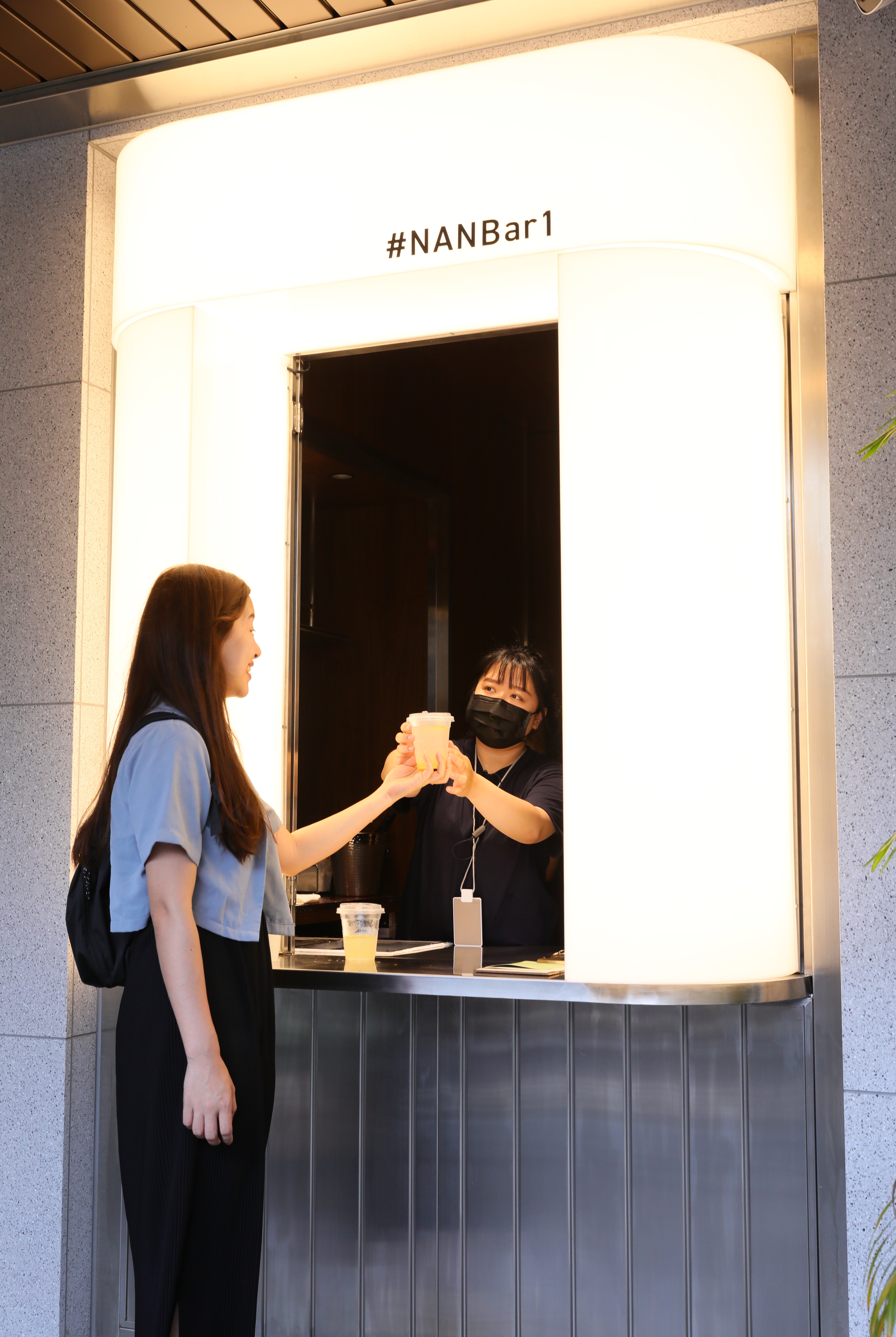 酒吧設有外帶窗，路過也能買杯咖啡、自然酒帶走喝。