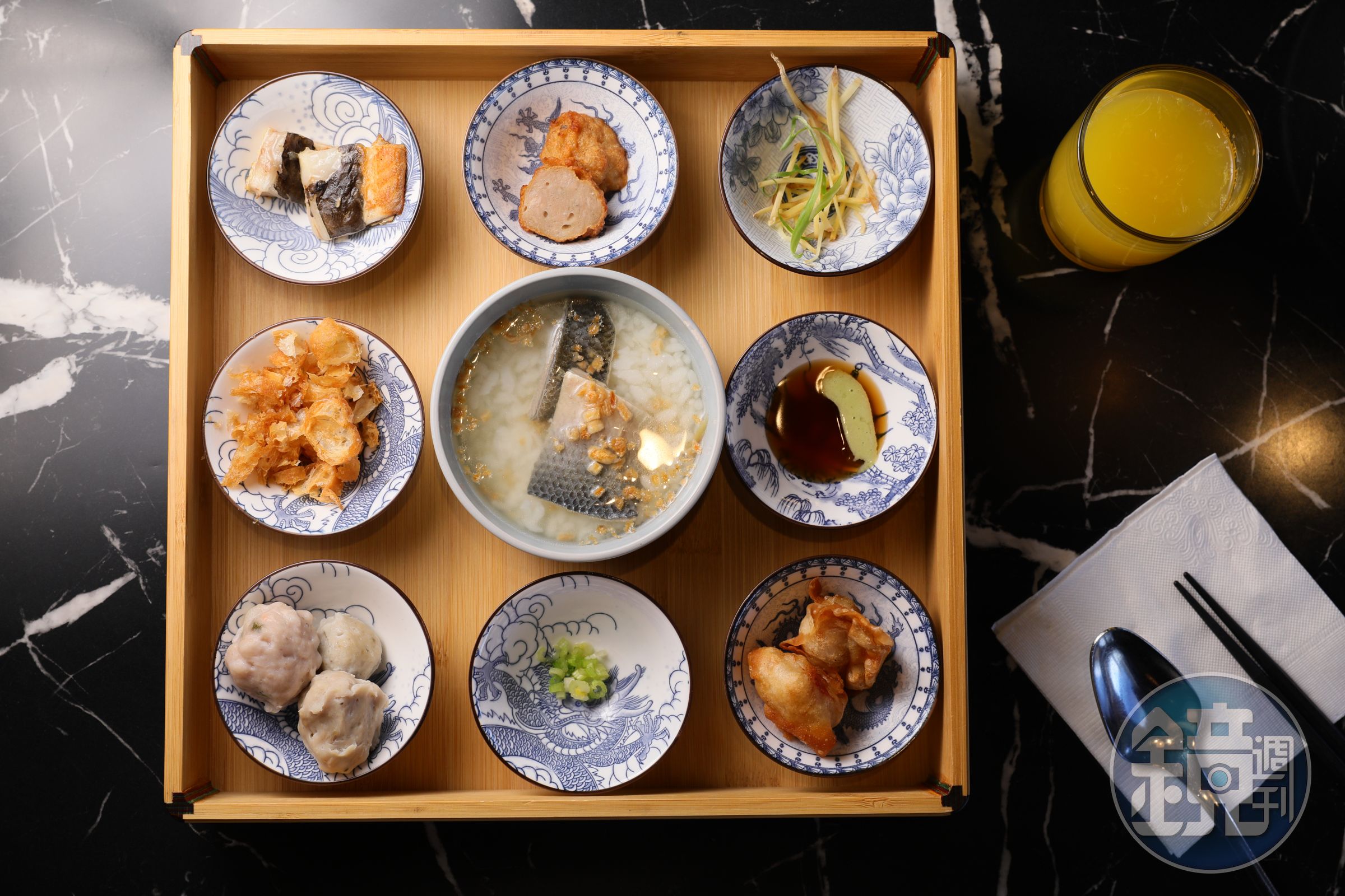 早餐主菜有3款可選，「天下招牌．九宮格早餐」提供台式虱目魚稀飯、日式鮭魚卵飯或西式燕麥粥。