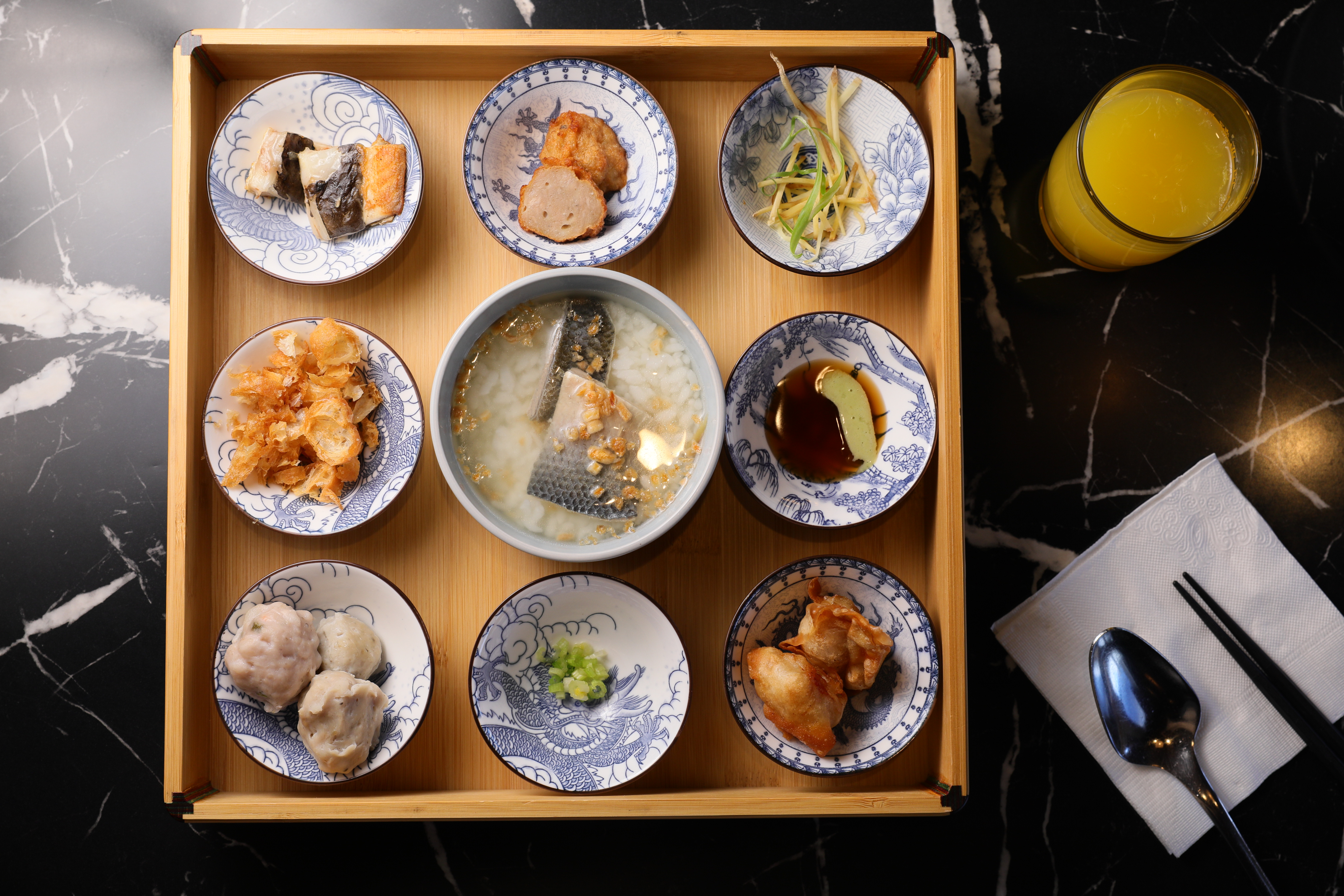 早餐主菜有3款可選,「天下招牌.九宮格早餐」提供台式虱目魚稀飯、日式鮭魚卵飯或西式燕麥粥。