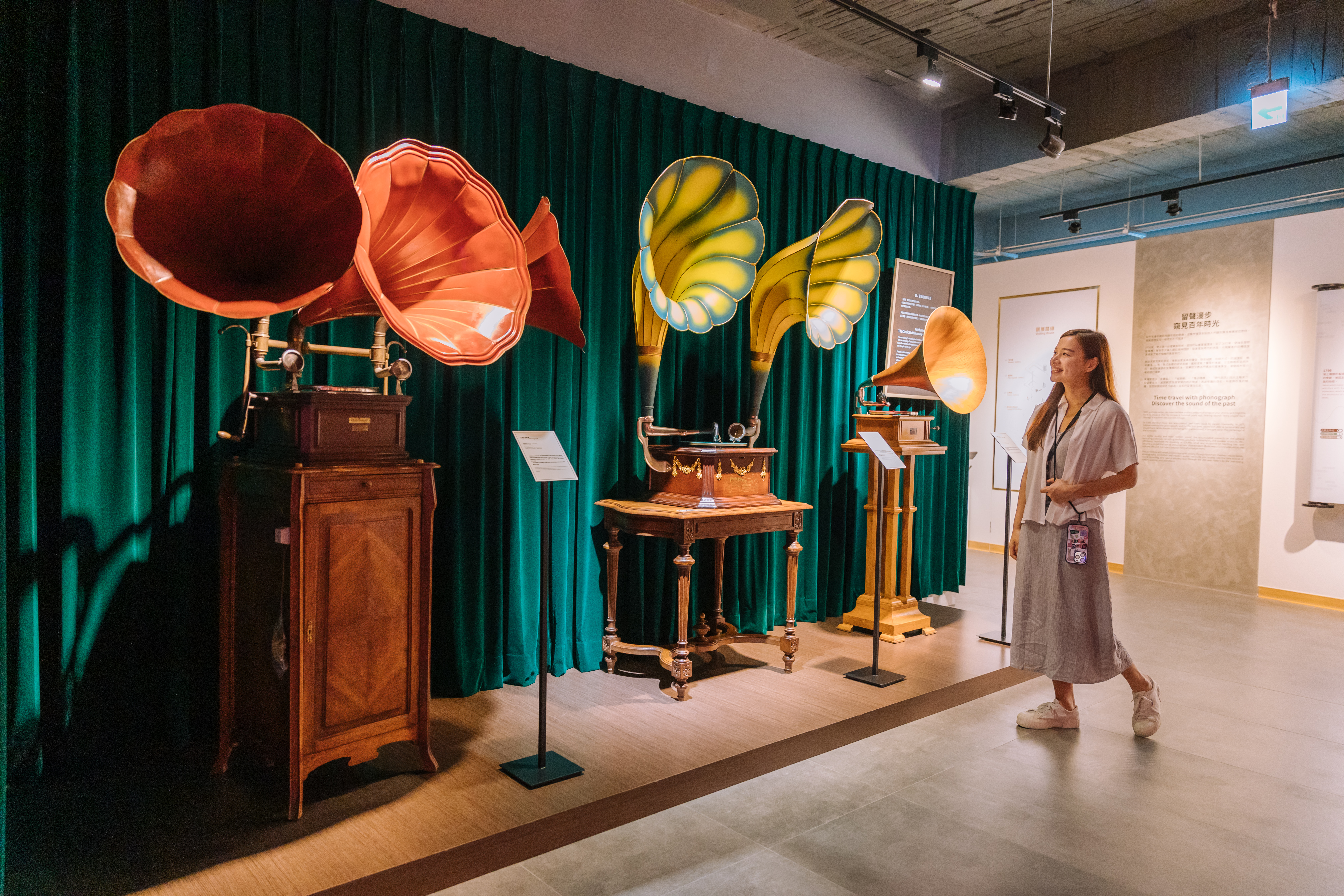 從法國運送回台的1920年三喇叭留聲機（左）與1909年代雙喇叭留聲機（中）。