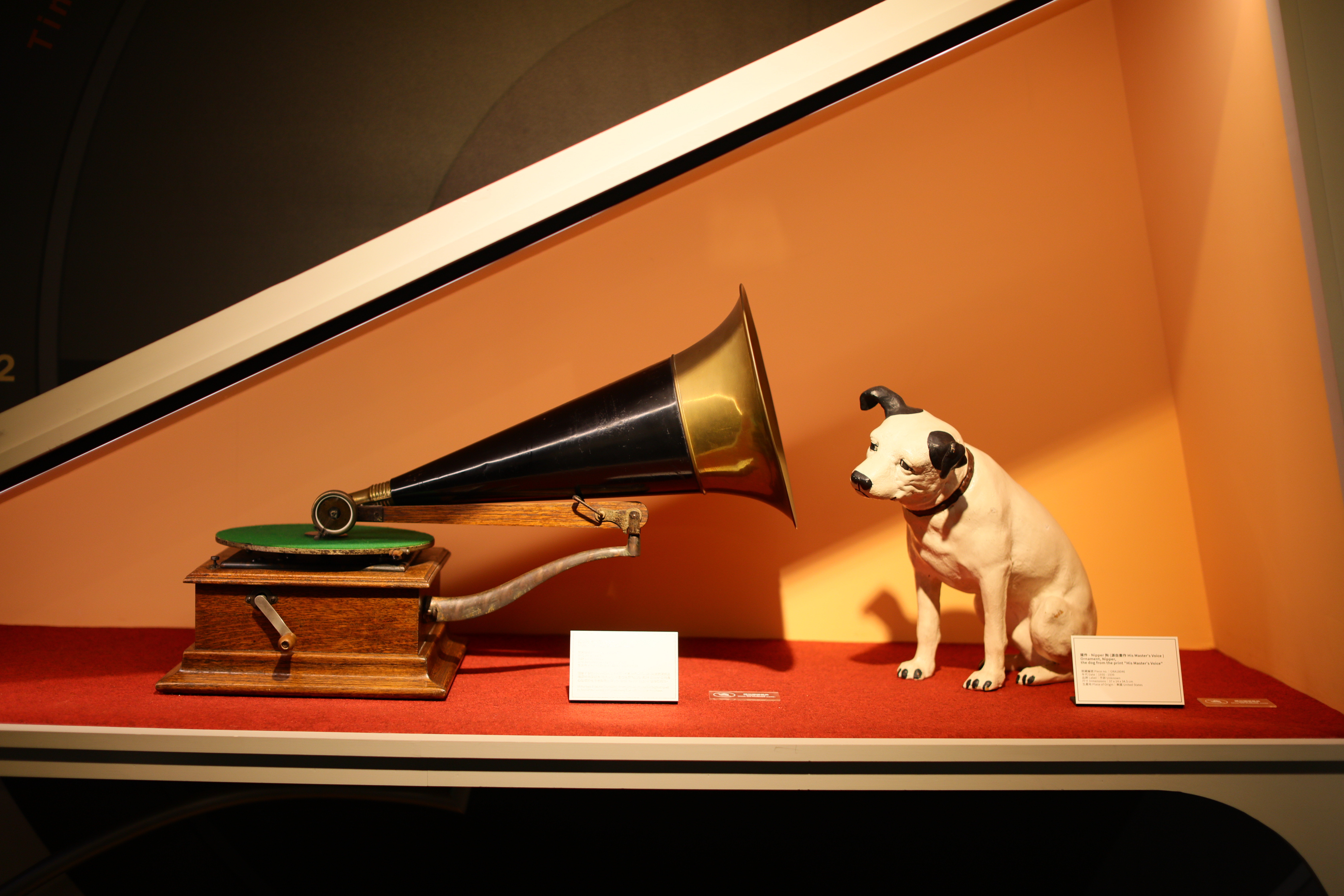 音樂發展史上最重要的狗狗Nipper，又被稱作留聲機喇叭小狗。