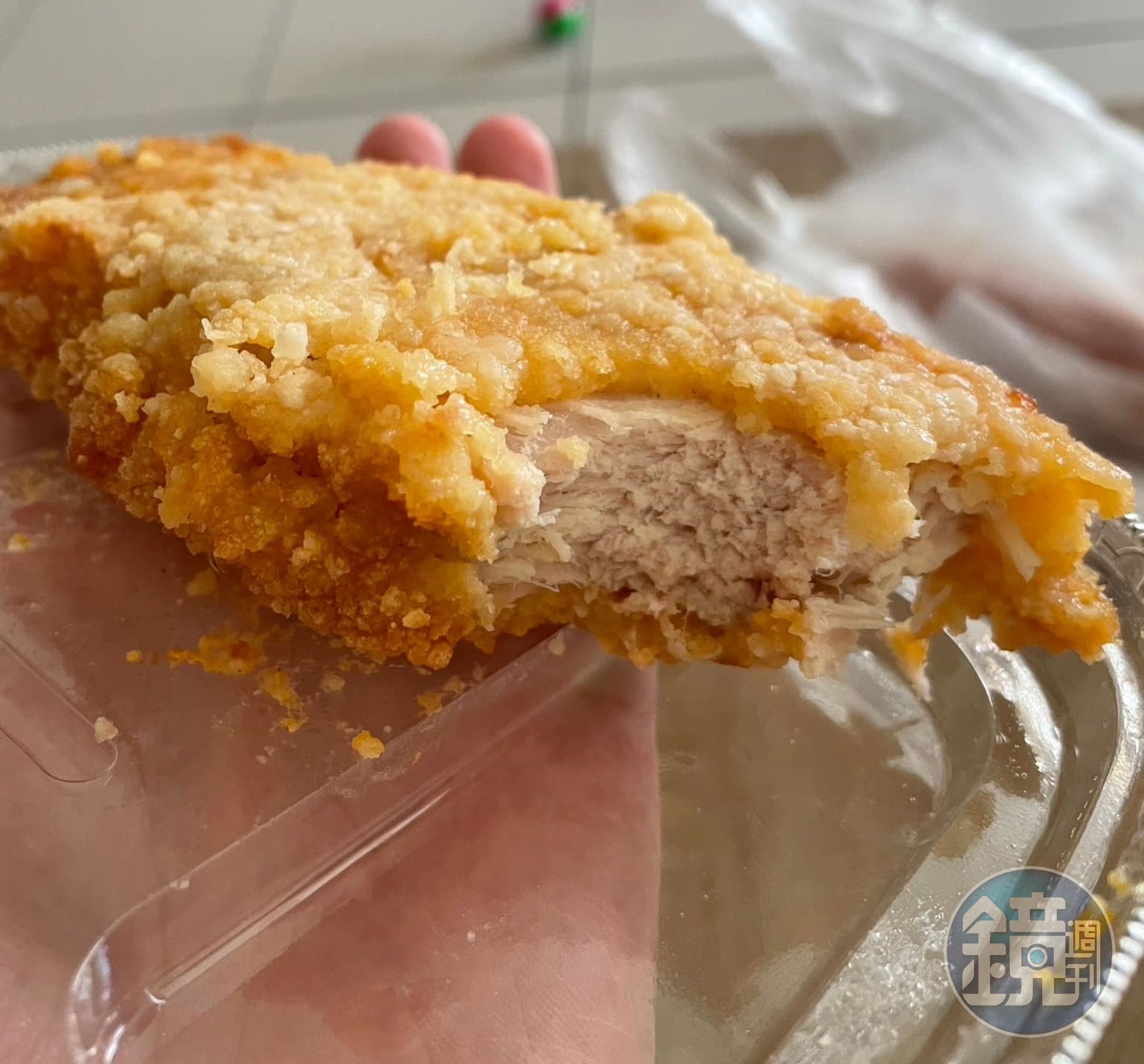 全聯與農委會合作推出的高CP值便當,主菜炸雞排厚度引起網友討論。(翻攝自臉書社團「在我愛全聯-好物老實說中」)