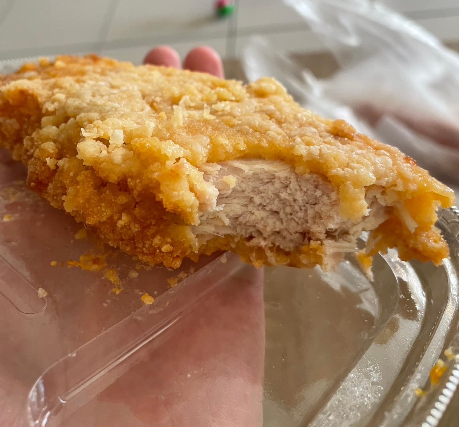 全聯與農委會合作推出的高CP值便當，主菜炸雞排厚度引起網友討論。（翻攝自臉書社團「在我愛全聯-好物老實說中」）