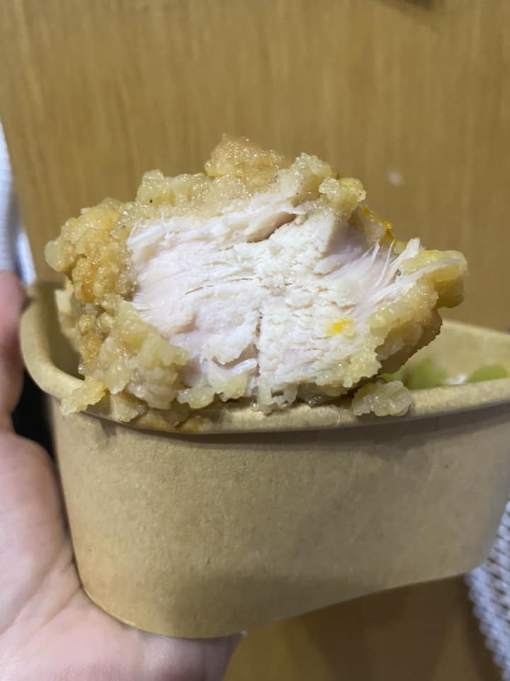 全聯與農委會合作推出的高CP值便當，主菜炸雞排厚度引起網友討論。（翻攝自臉書社團「在我愛全聯-好物老實說中」）