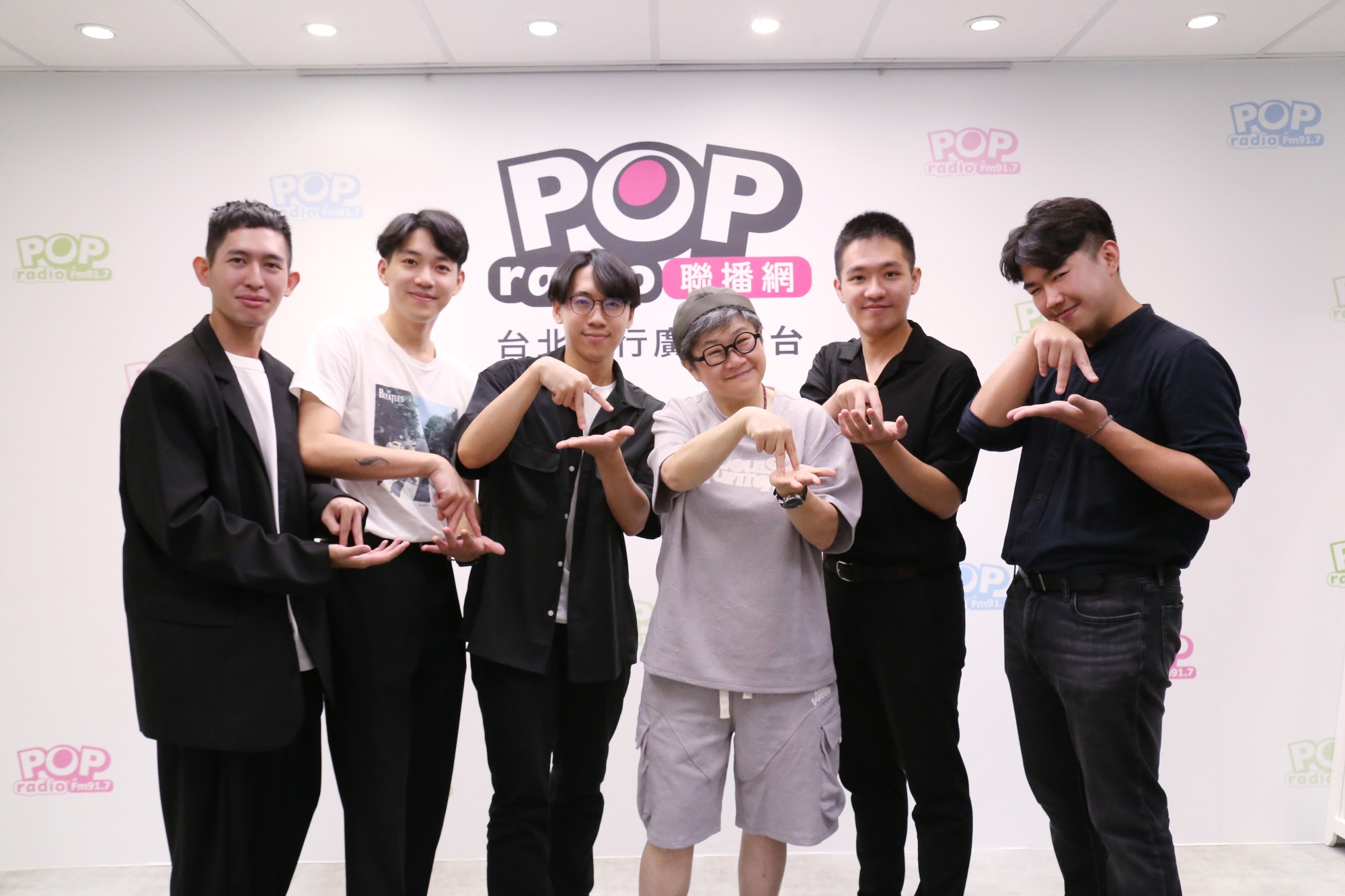 五人樂團「我走指南路」推出首張專輯《無需指南》，團員施柏寬（左至右）、牛淳權、李威樂，以及牛淳安（右至左）、王子安，接受廣播節目主持人Toto訪問。（POP Radio提供）