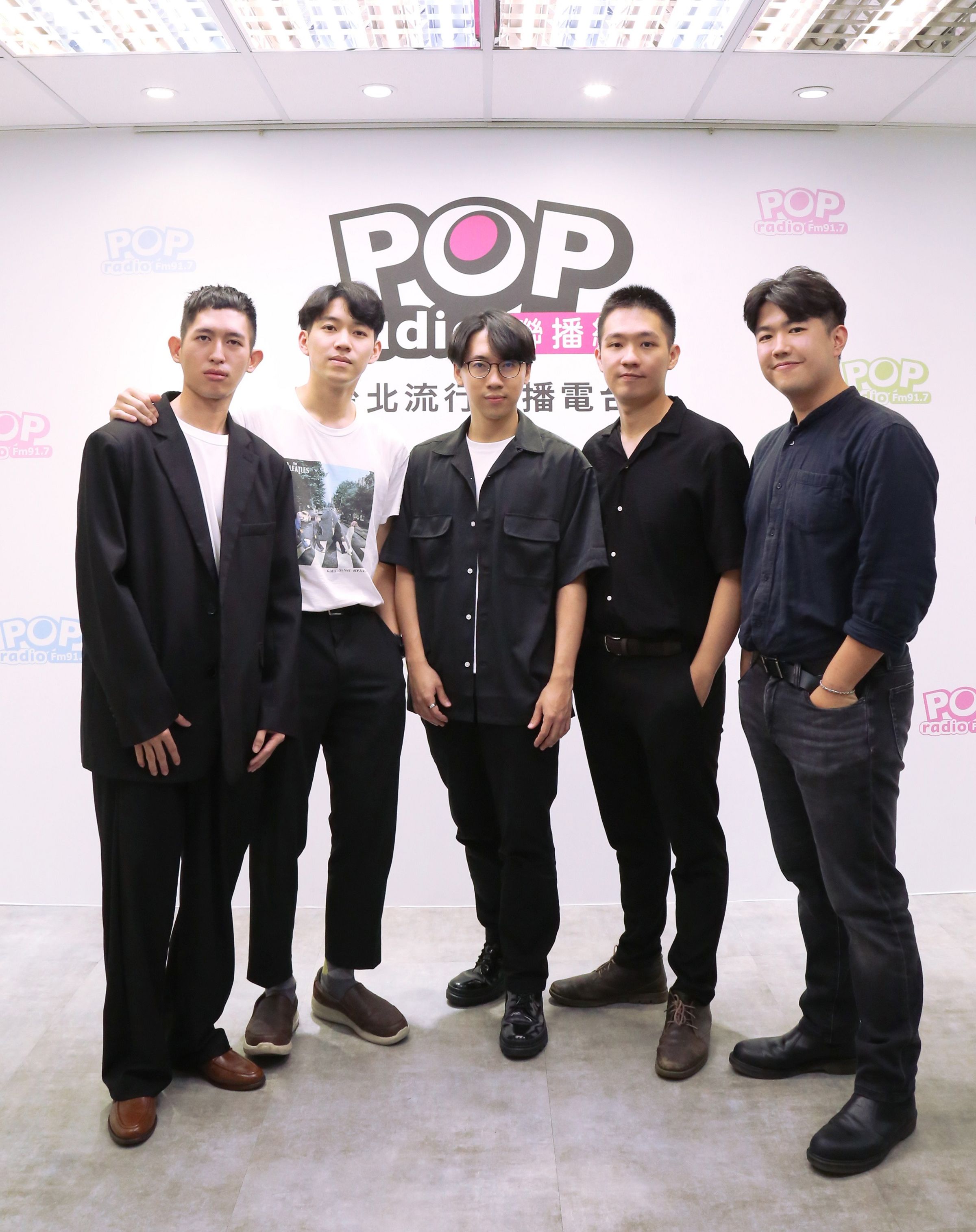 我走指南路由施柏寬(左至右)、牛淳權、李威樂、王子安、牛淳安五位團員組成,其中牛淳權與牛淳安為親兄弟,擔任樂團主唱。(POP Radio提供)