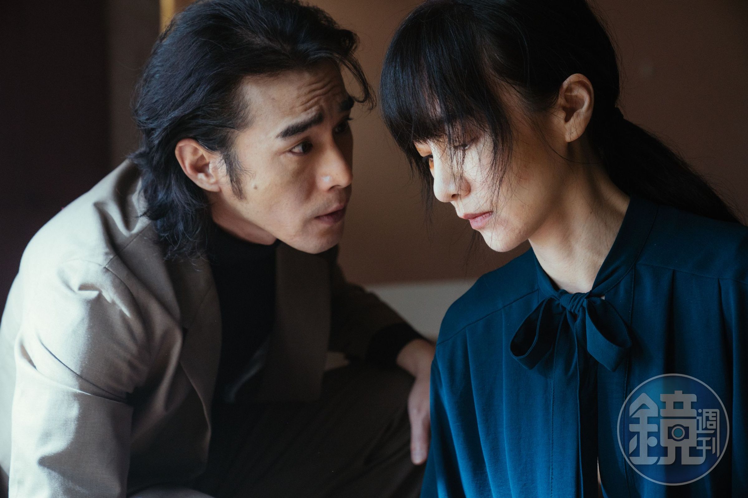 黃騰浩（左）在公視新創短片《沙發是條狗》中化身家暴渣男， 與陽靚（右）爆發爭執，慘遭「沙發吞噬」？！（公視提供）