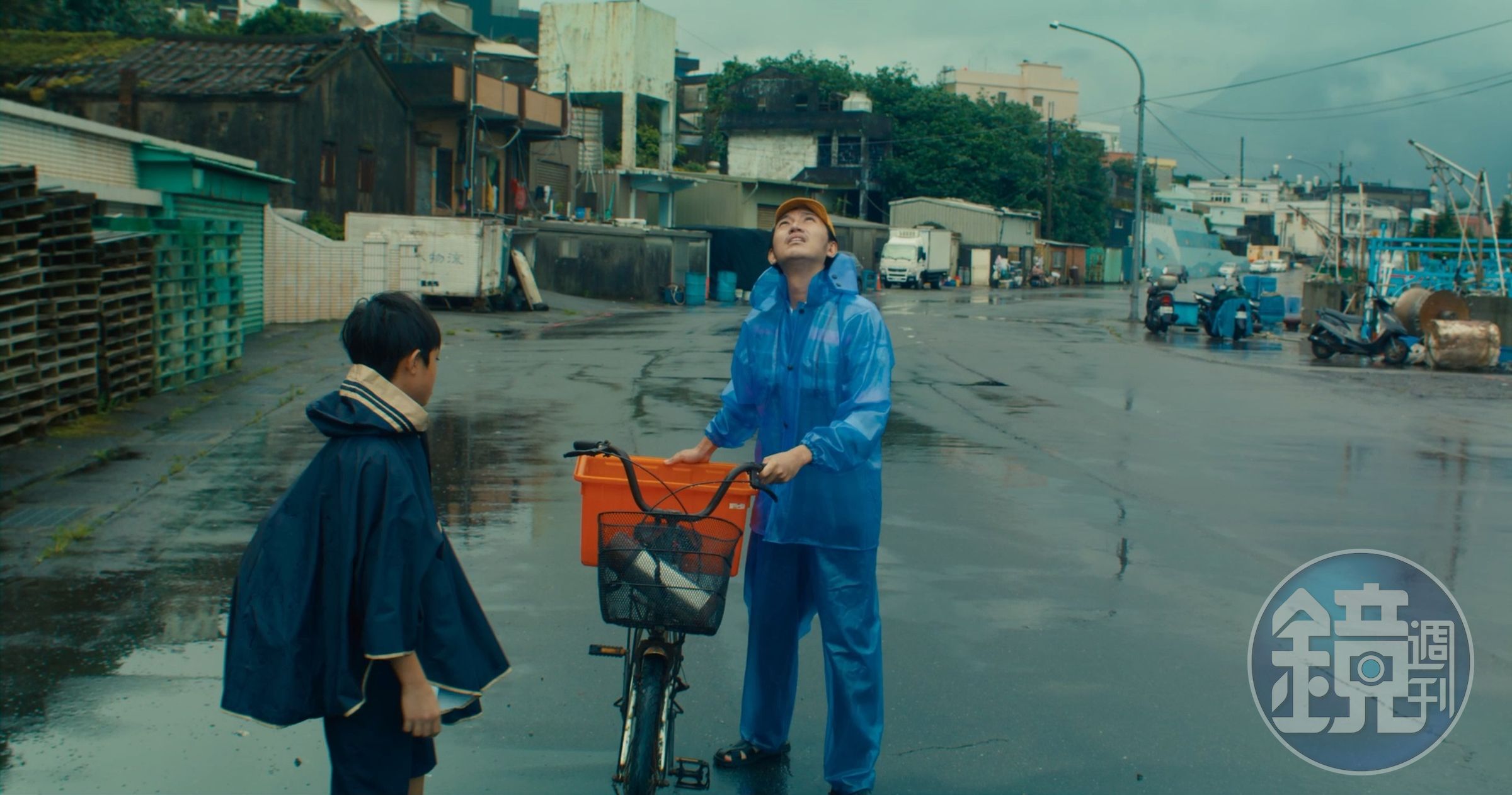 阮柏皓（左）和曾少宗（右）在公視新創短片《還有很多魚》飾演父子，交織出溫暖的漁村紀事（公視提供） 