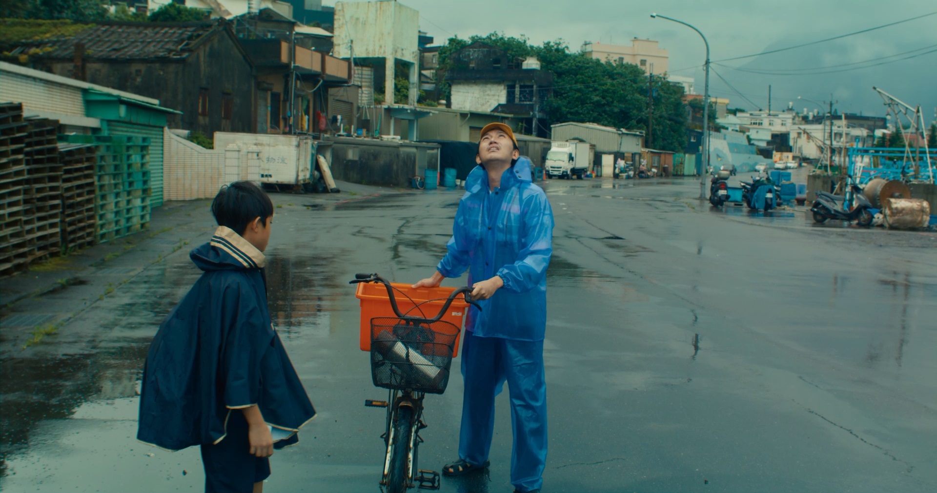 阮柏皓(左)和曾少宗(右)在公視新創短片《還有很多魚》飾演父子,交織出溫暖的漁村紀事(公視提供)