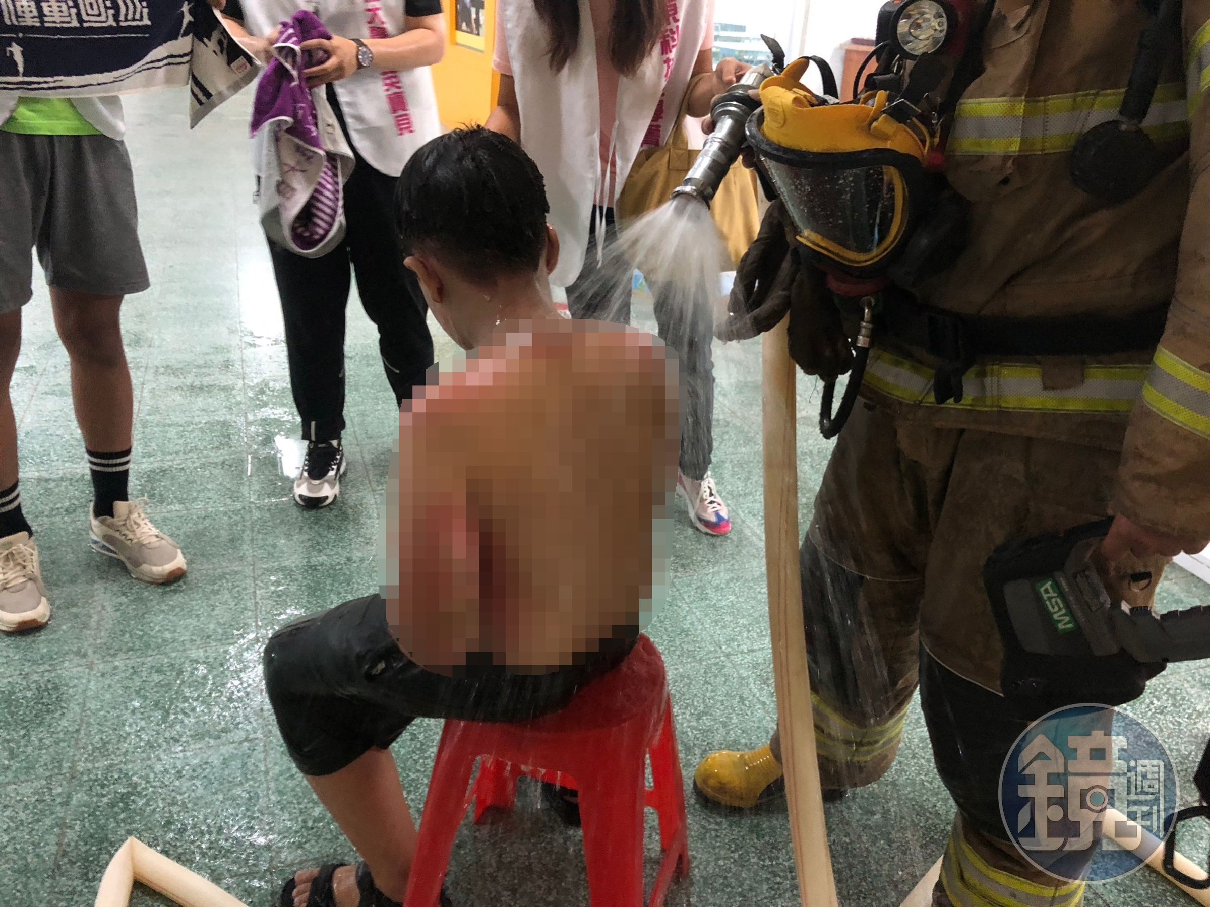 學童參加科學足球營因實驗不慎引發火警遭燒燙傷,消防人員到場後緊急救護。(翻攝畫面)