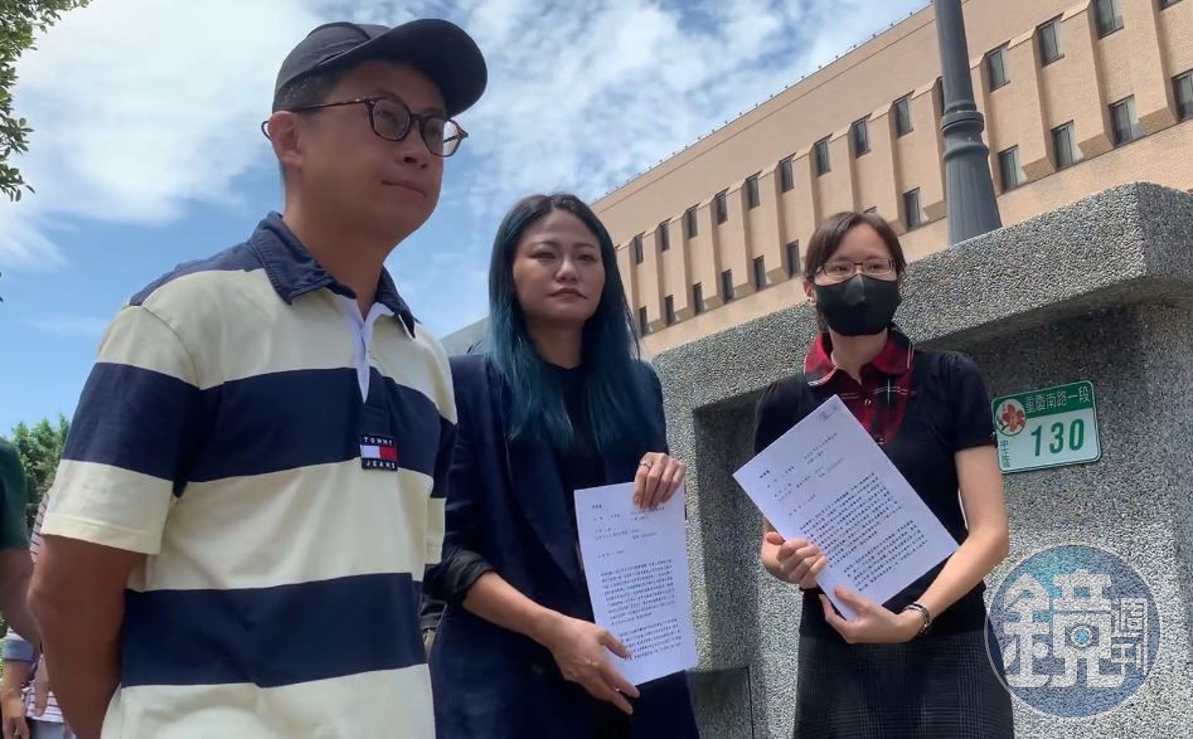 前台北市議員邱威傑與律師李菁琪前往法務部陳情。(翻攝自綠黨臉書直播)