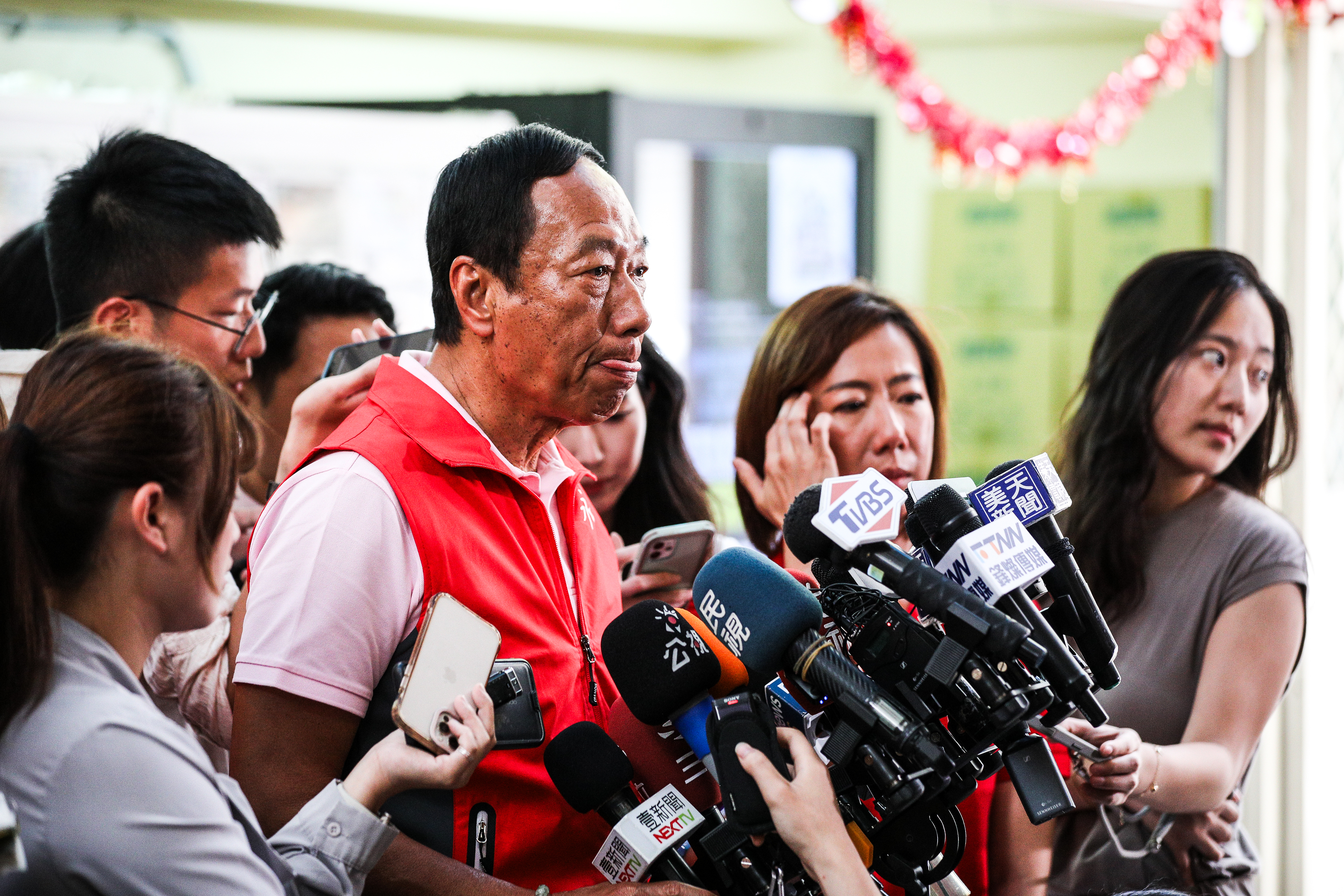 對於侯友宜說曾3度來訪卻見不到面，郭台銘說過去就讓它過去，強調他沒有預設立場，若理念相同就來談合作。