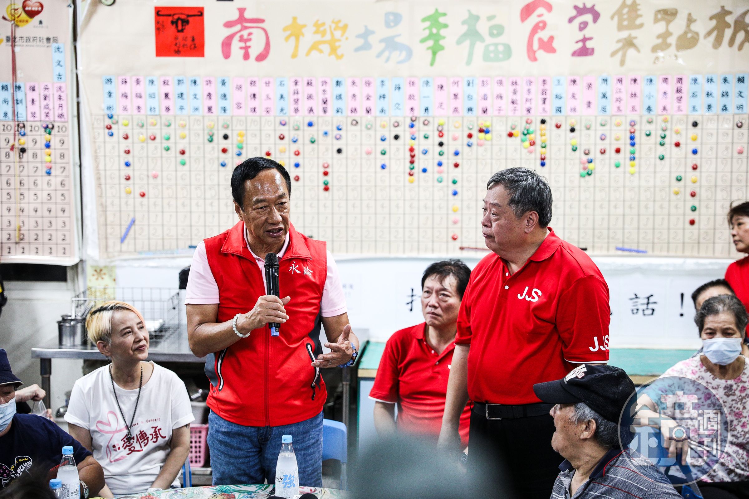 郭台銘今到南機場與里長方荷生一同參與老人共餐。