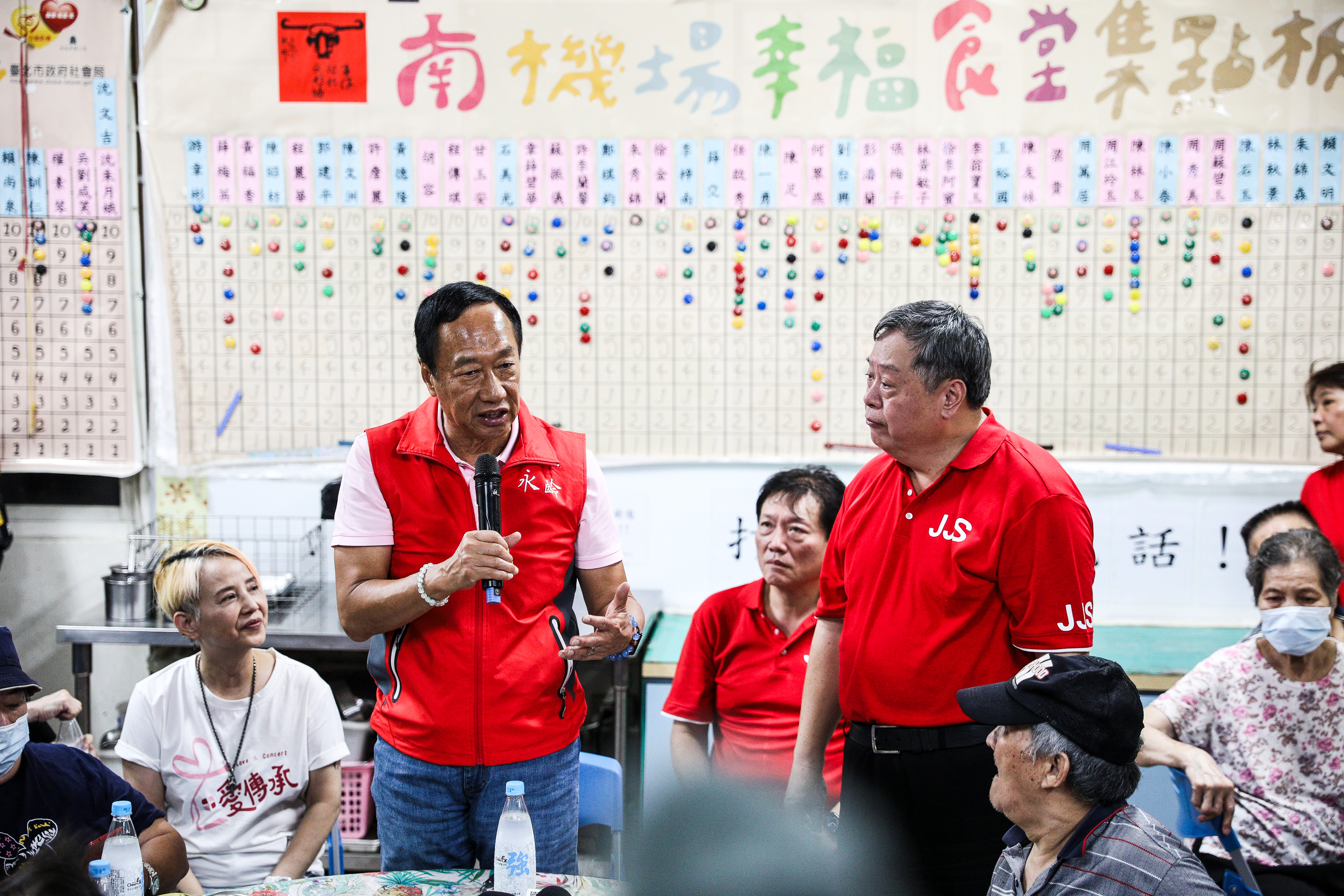 郭台銘今到南機場與里長方荷生一同參與老人共餐。