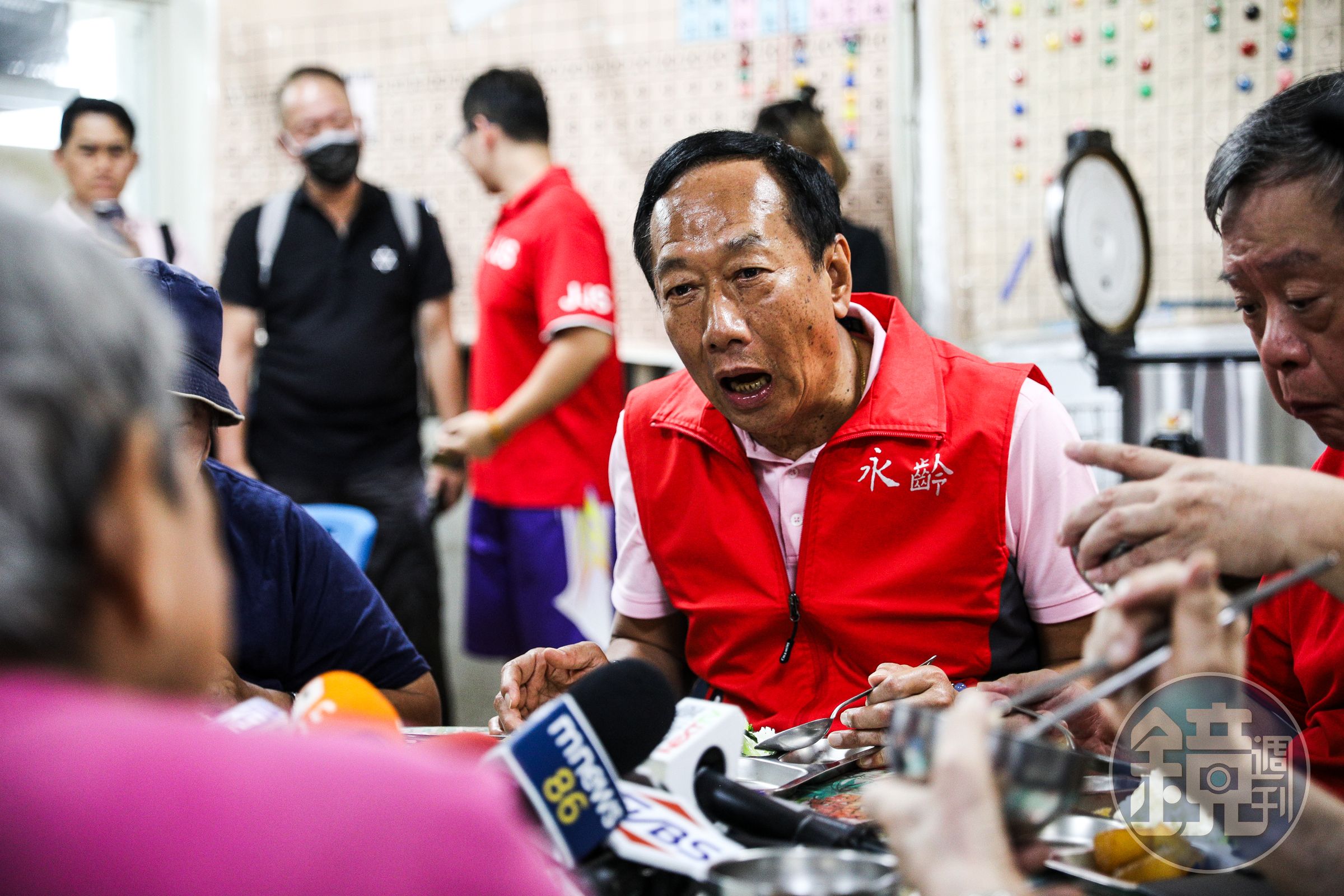 郭台銘今參加老人共餐活動,被問到與藍白整合的可能性,他表示自己並沒有預設立場。