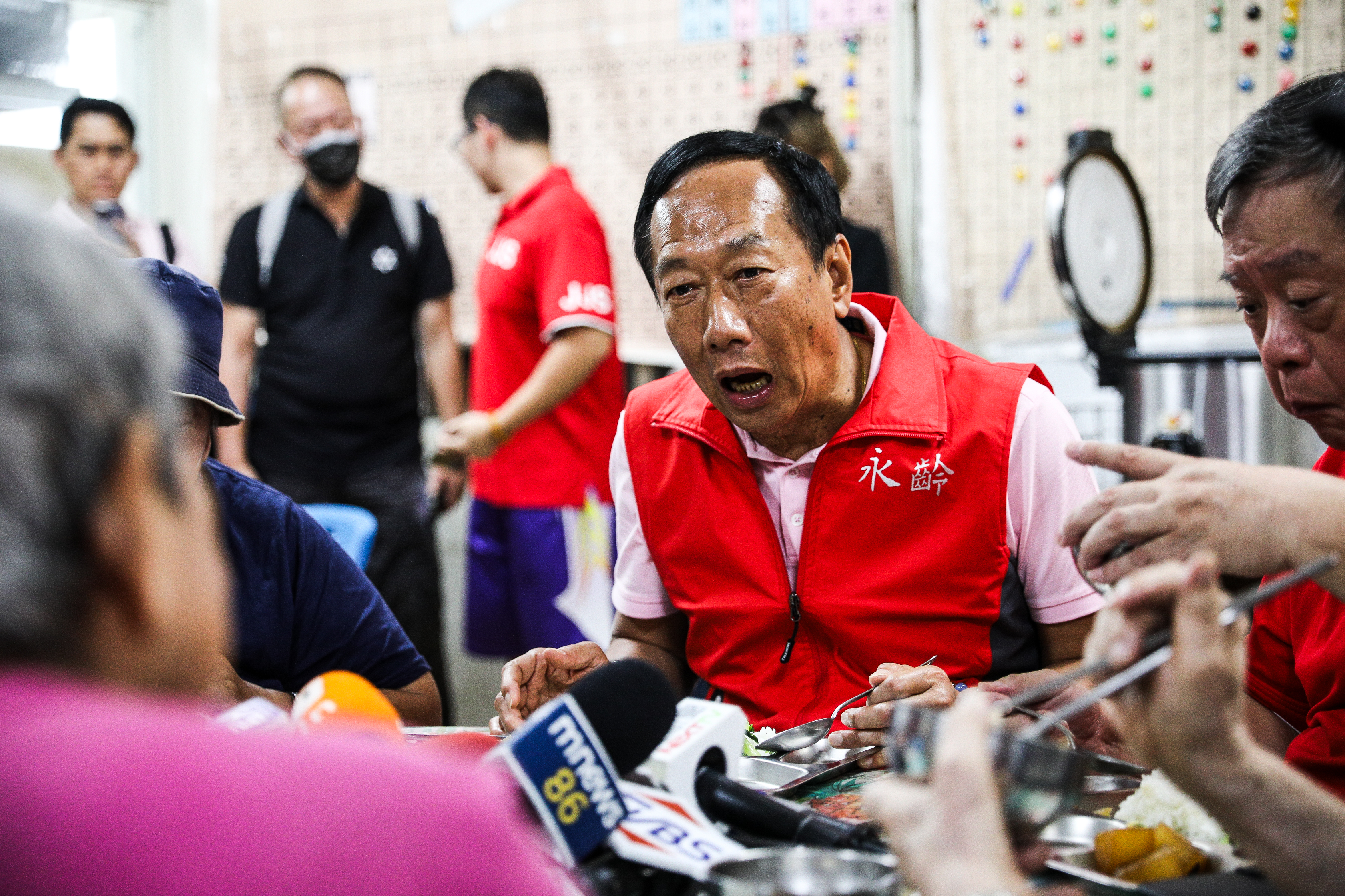 郭台銘今參加老人共餐活動，被問到與藍白整合的可能性，他表示自己並沒有預設立場。