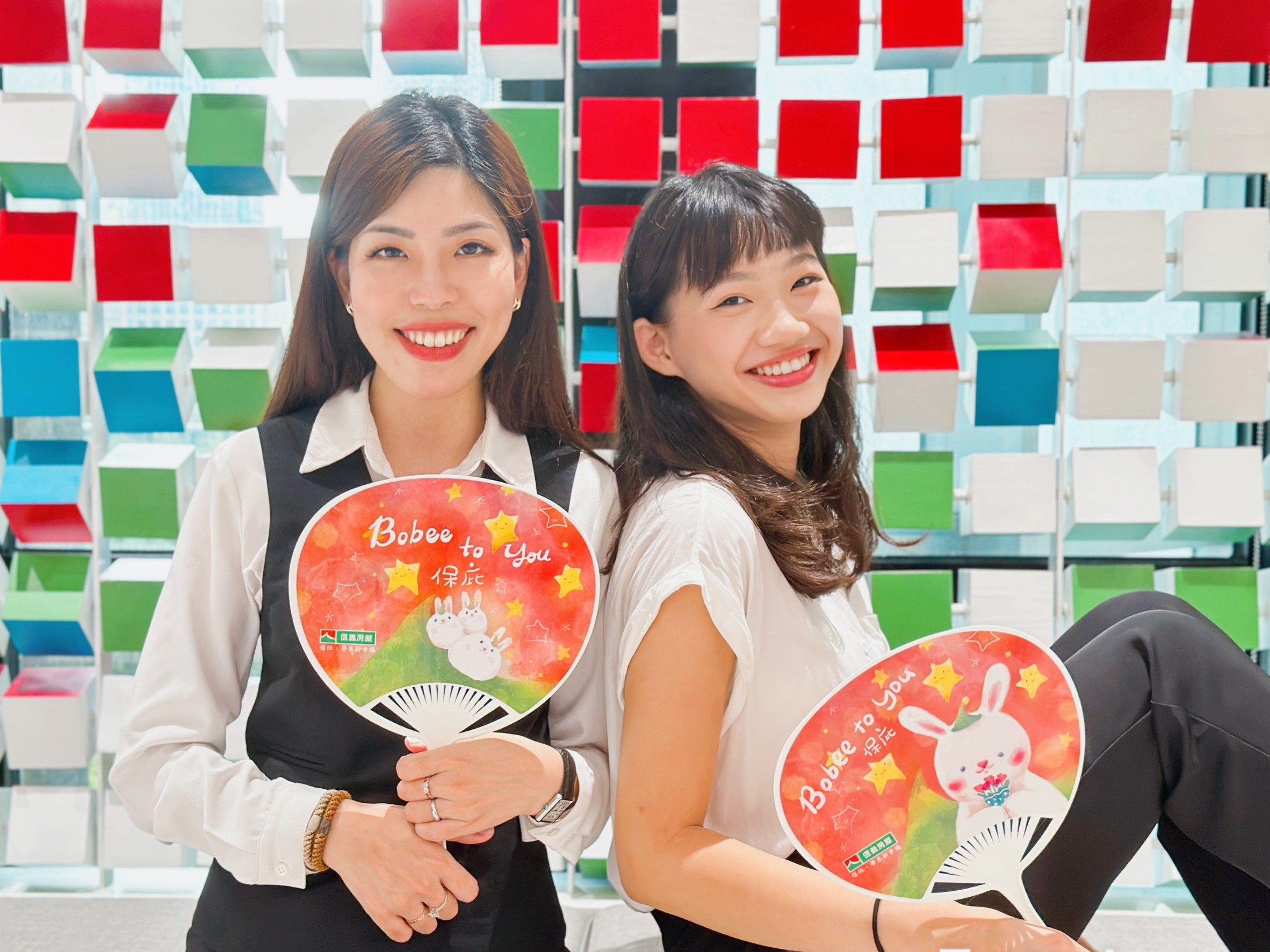 信義房屋推線上奉茶活動，參與就送限量來店禮中元特別版保庇兔兔涼扇。（信義房屋提供）