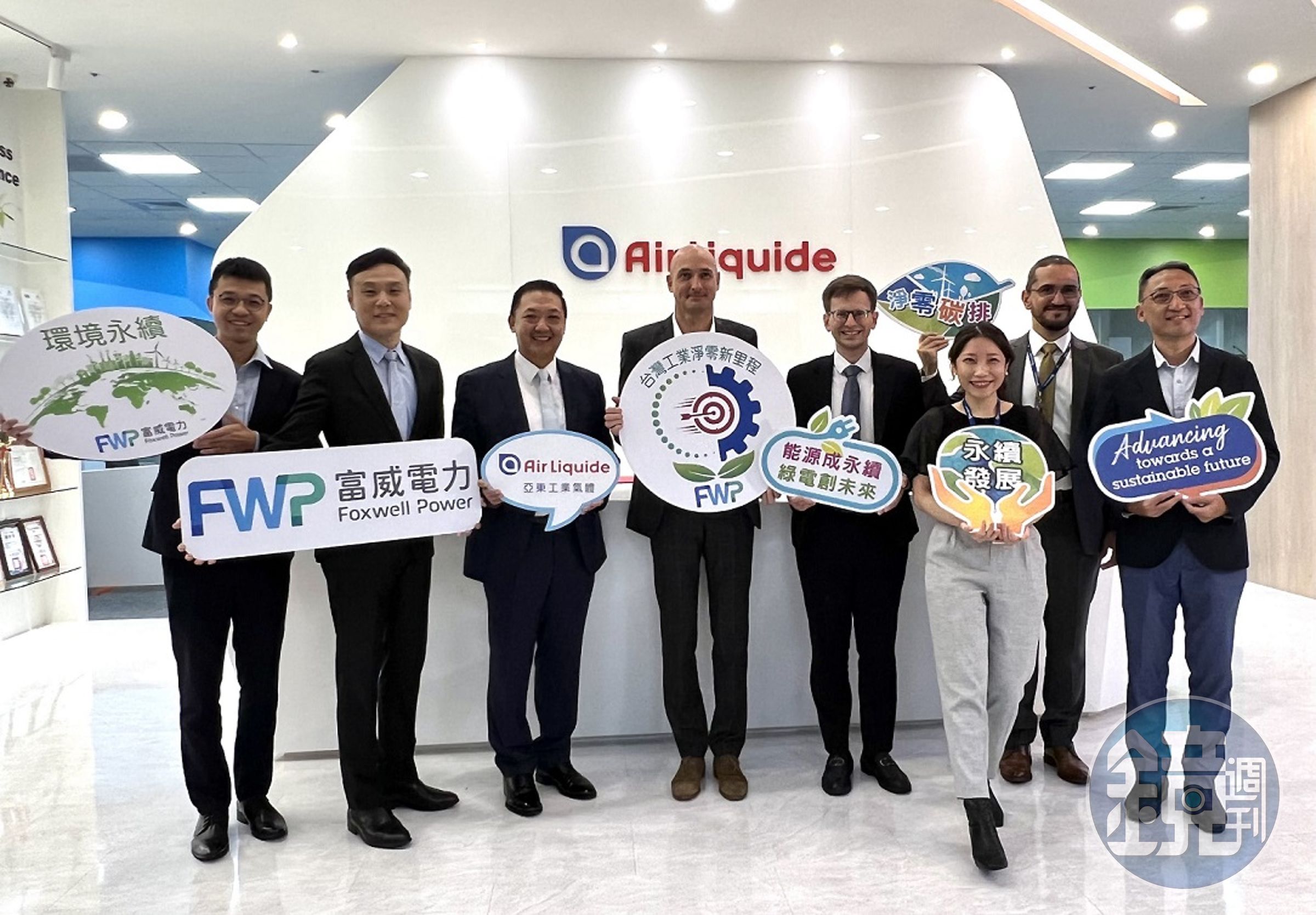 亞東工業氣體今日與富威電力簽署長期太陽能電力採購合約。(富威電力提供)