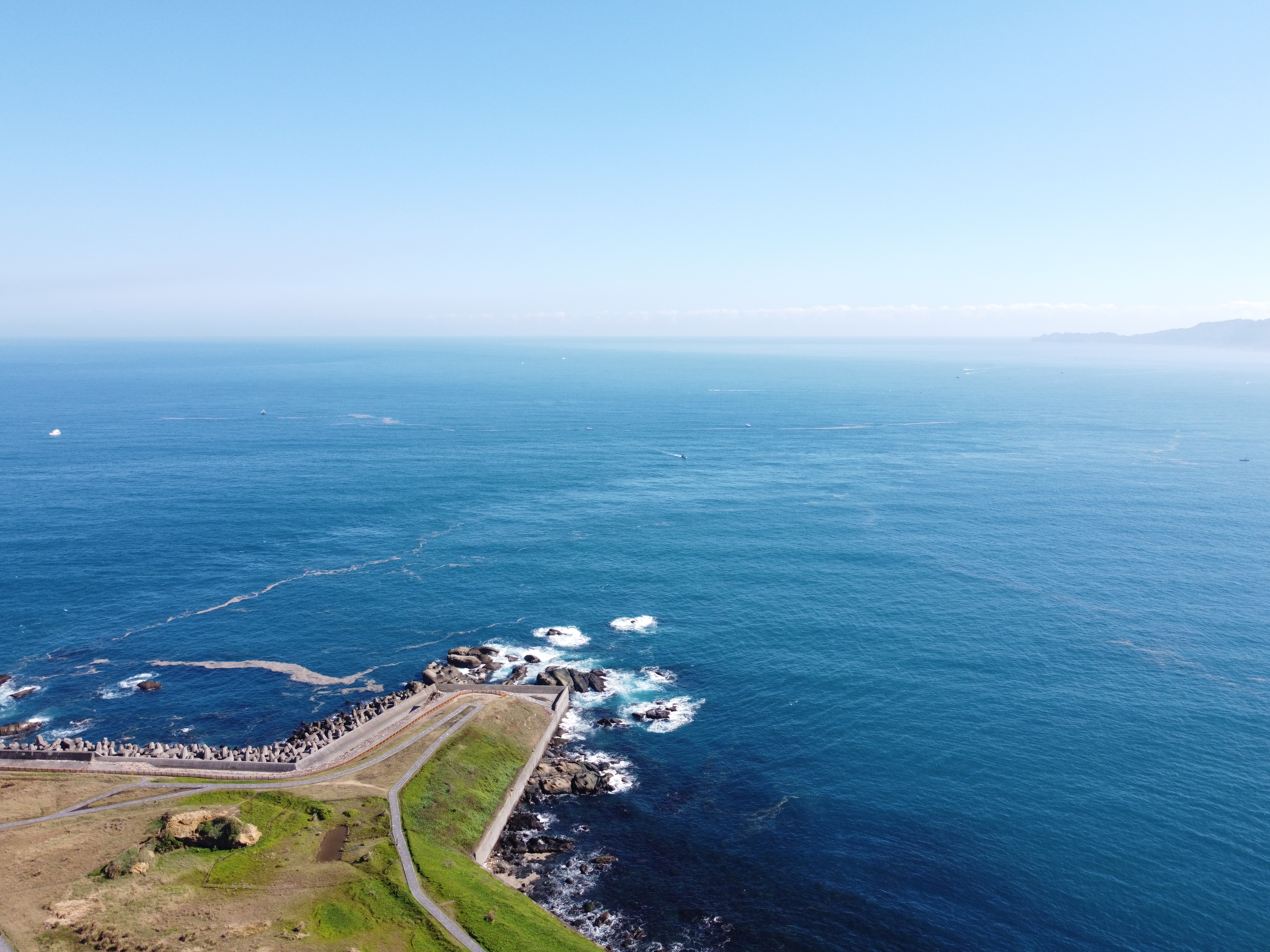 知名網美景點潮境公園發生一起恐怖意外，一名42歲潛水教練疑似遭暗流沖到漁船航道，左腳遭螺旋槳打斷，已緊急送往長庚醫院搶救。（本刊資料照）
