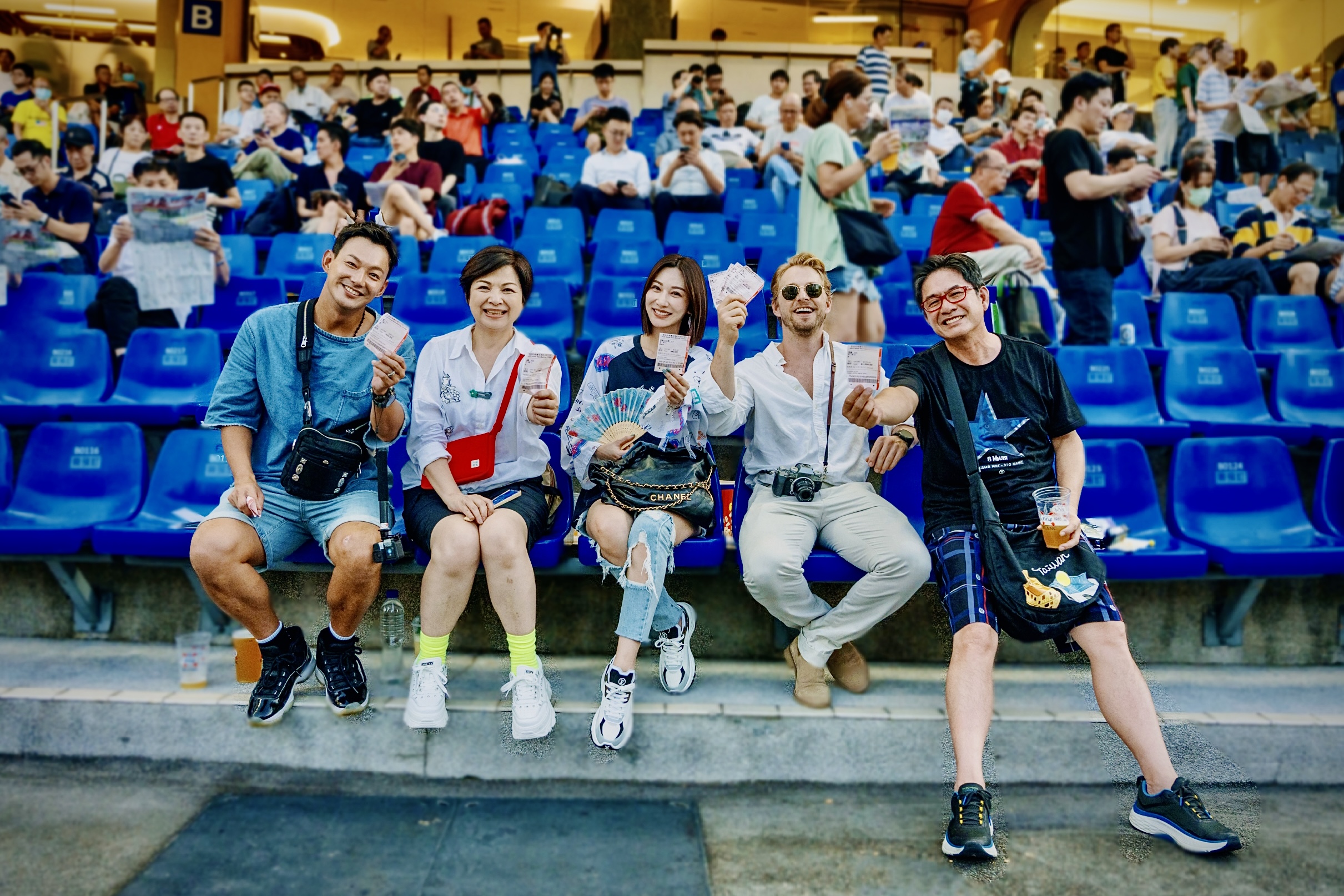 威廉（左起）、楊貴媚、曾莞婷、法比歐、洪都拉斯賽馬初體驗。（東森提供）