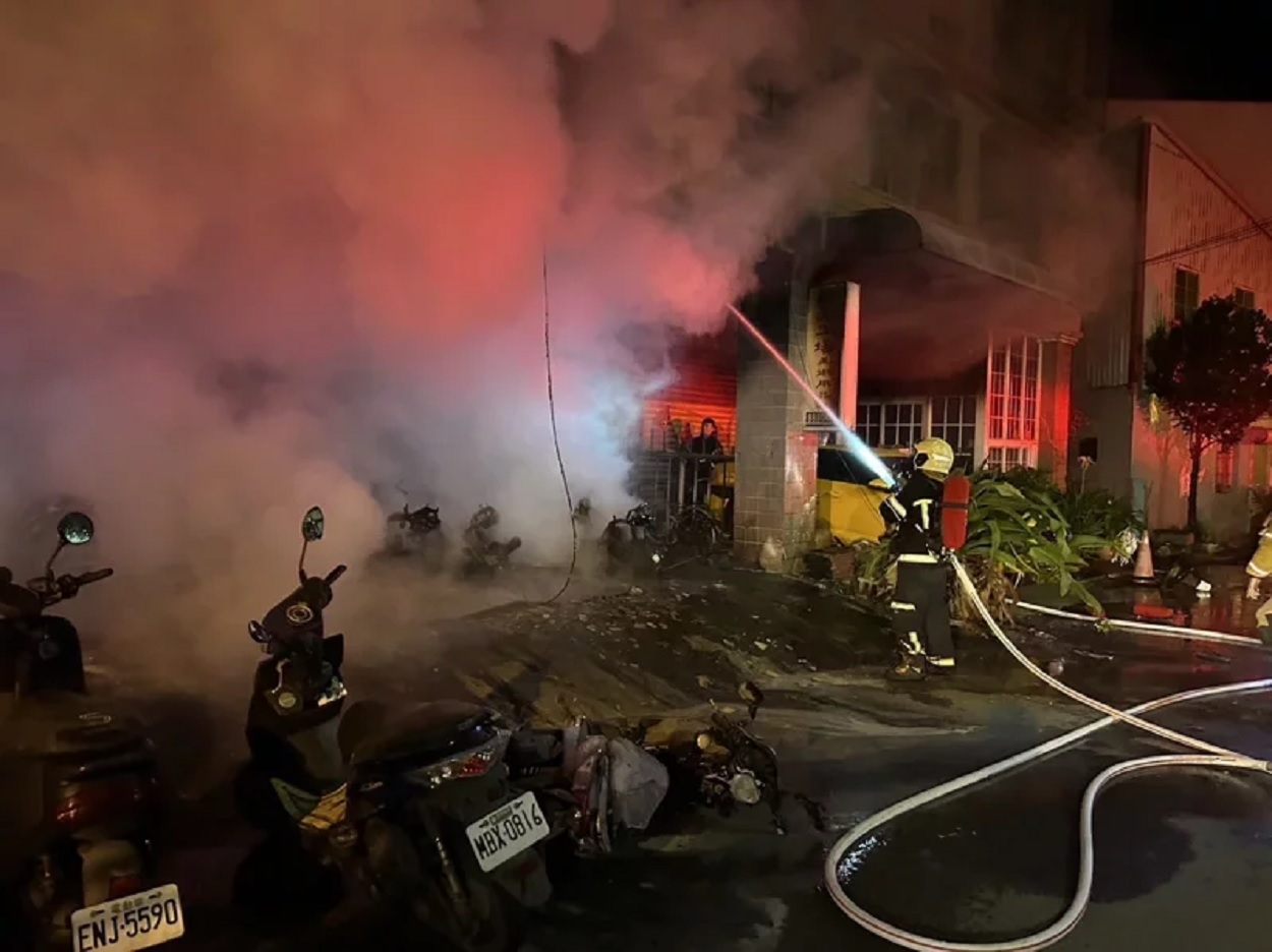 屏東縣恆春鎮一處民宅騎樓凌晨遭機車縱火,瞬間成一片火海。(翻攝畫面)