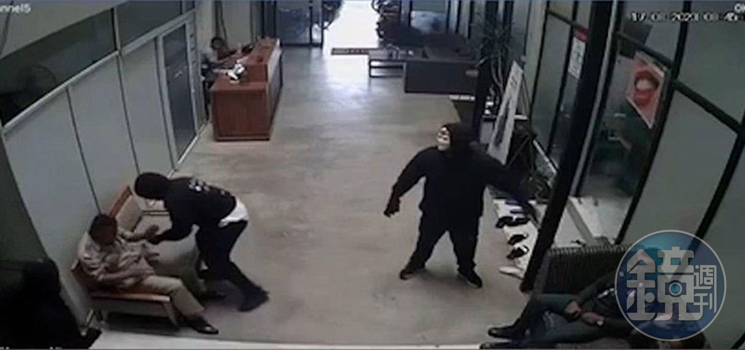 柬埔寨暹粒市一間牙科醫院日前發生劫囚事件,被救出的是一名台籍嫌犯。(翻攝自YouTube)
