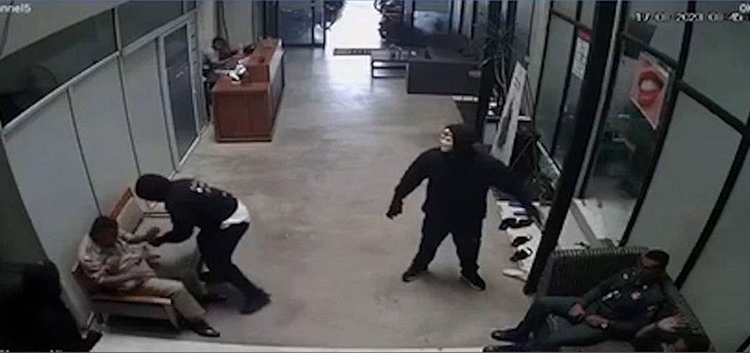 柬埔寨暹粒市一間牙科醫院日前發生劫囚事件，被救出的是一名台籍嫌犯。（翻攝自YouTube）