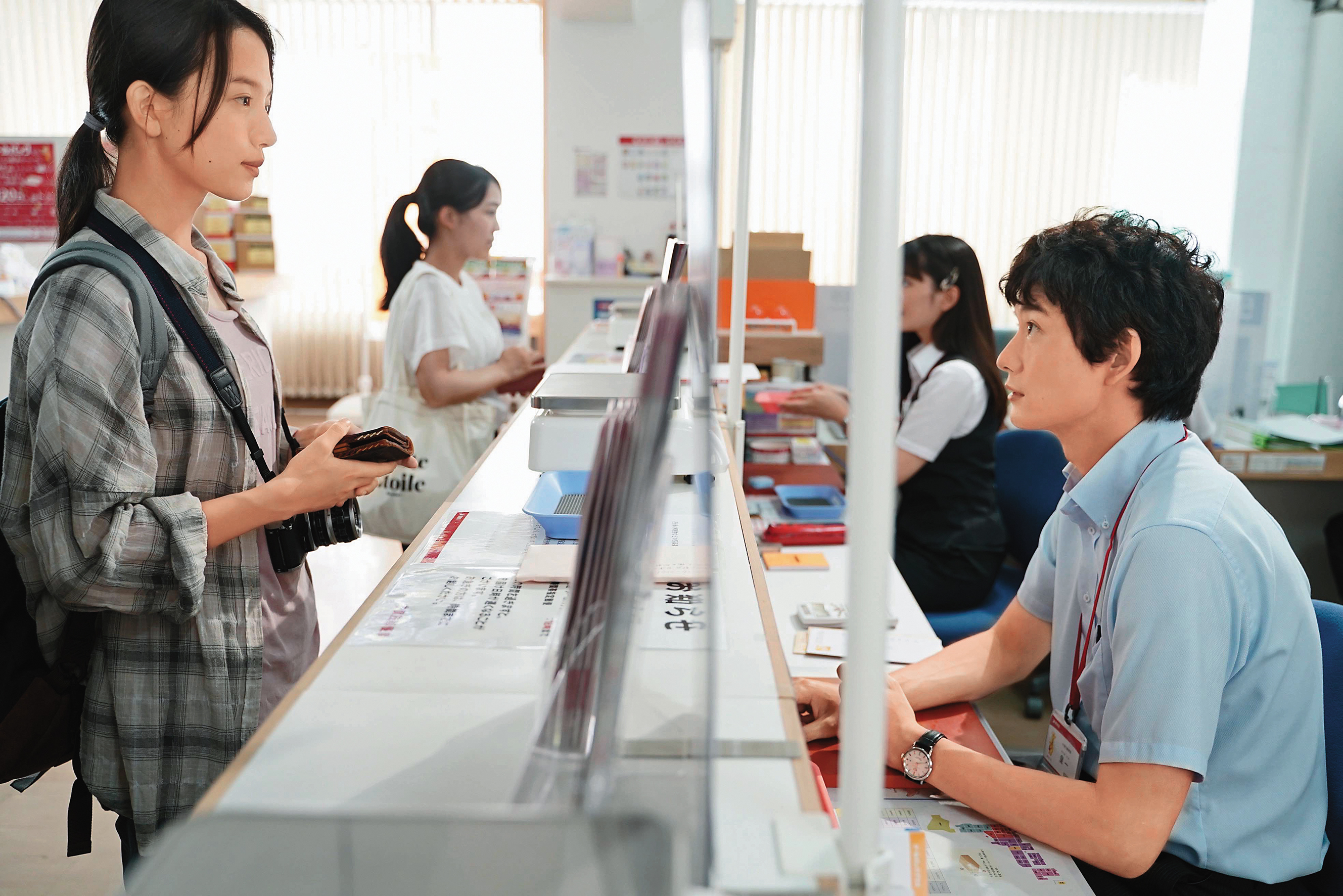 日片《快一秒的他》改編自國片《消失的情人節》，岡田將生（右）飾演急性子郵局員工，總是慢半拍的清原果耶（左）是常客。（甲上娛樂提供）