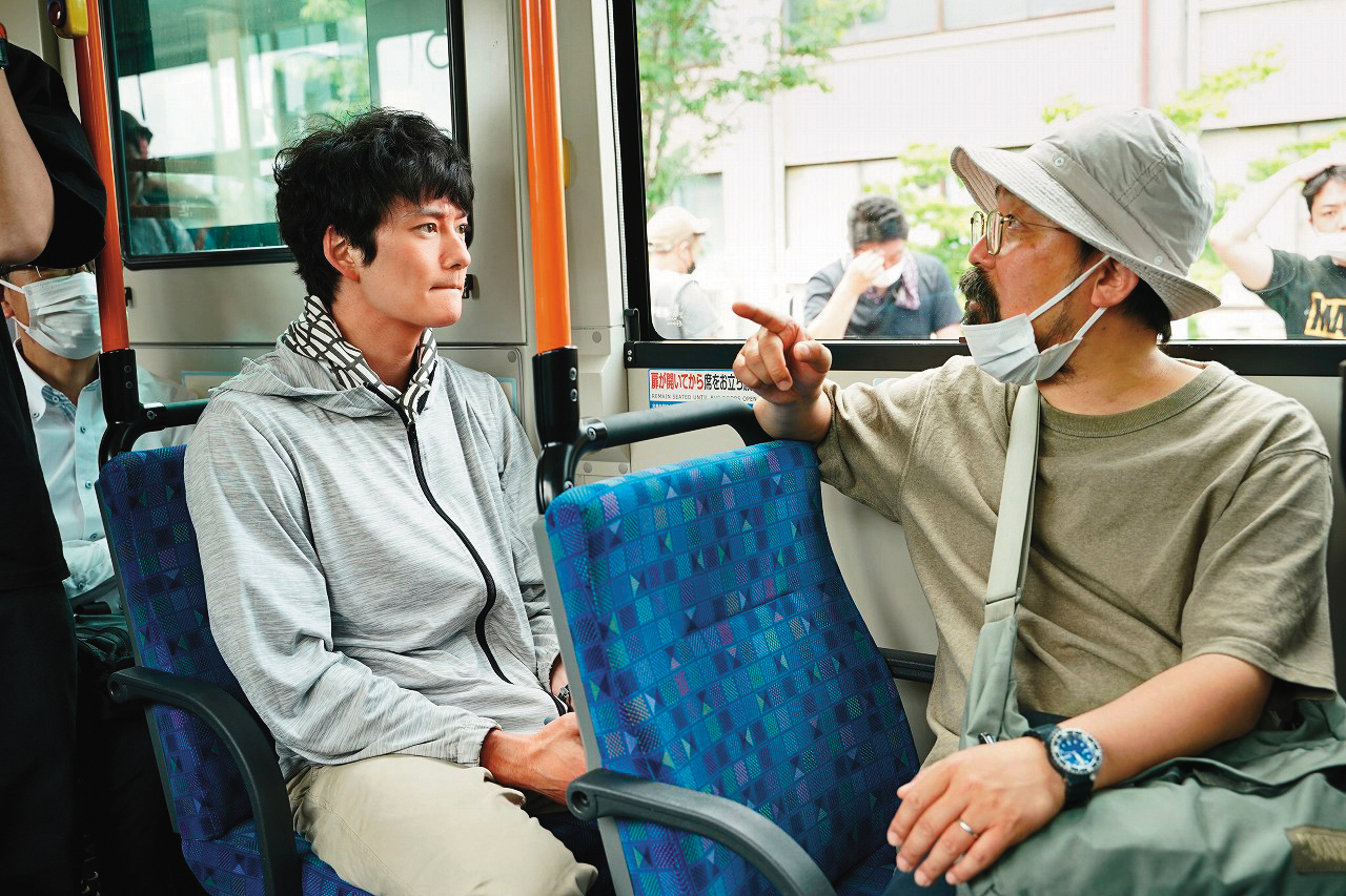 導演山下敦弘（右）與演員岡田將生（左）睽違16年再次合作，溝通上更有默契。（甲上娛樂提供）