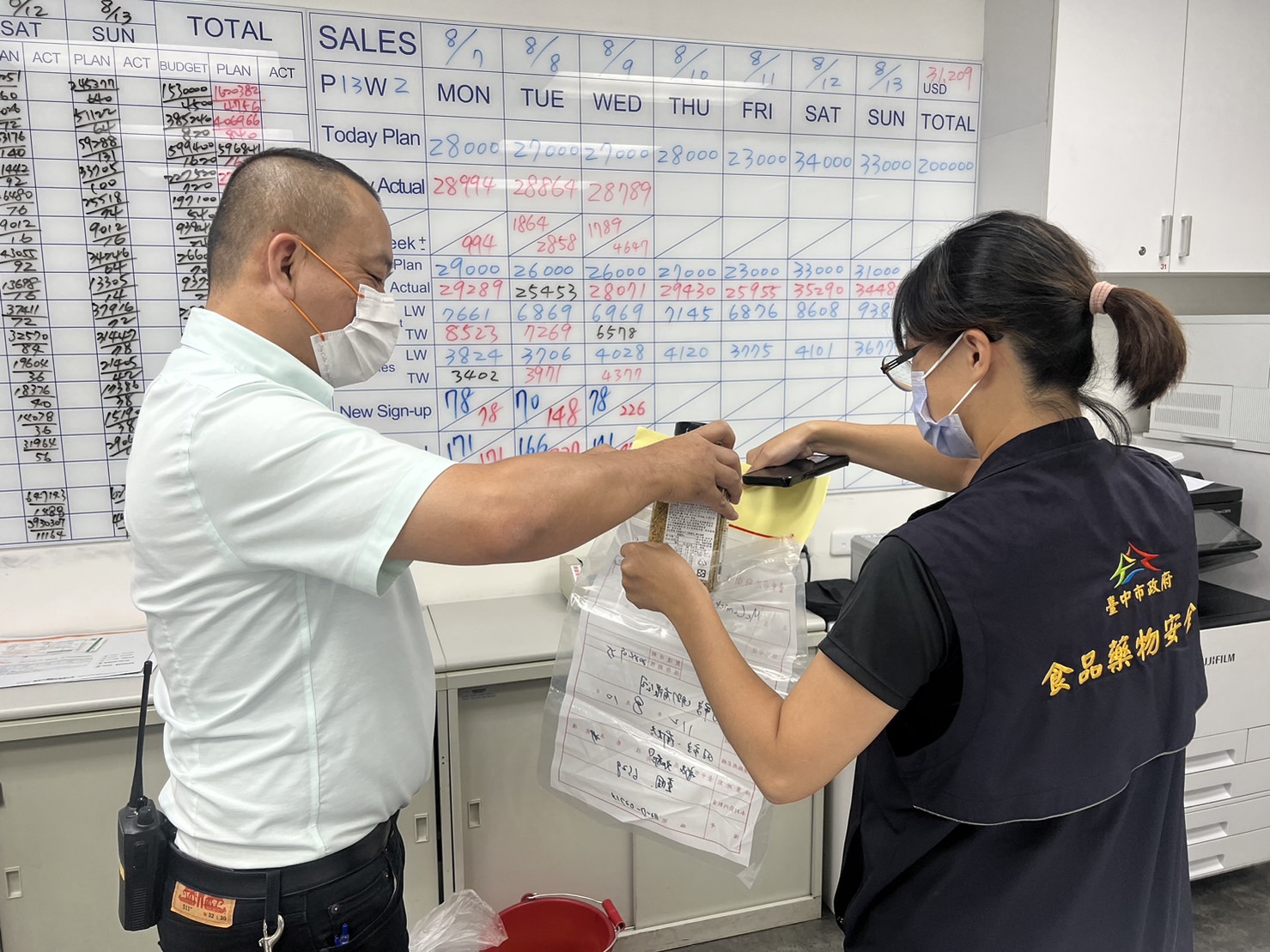 好市多「McCormick大蒜綜合香料調味粉」農藥殘留檢驗不合格，目前已下架363罐。（台中市政府提供）