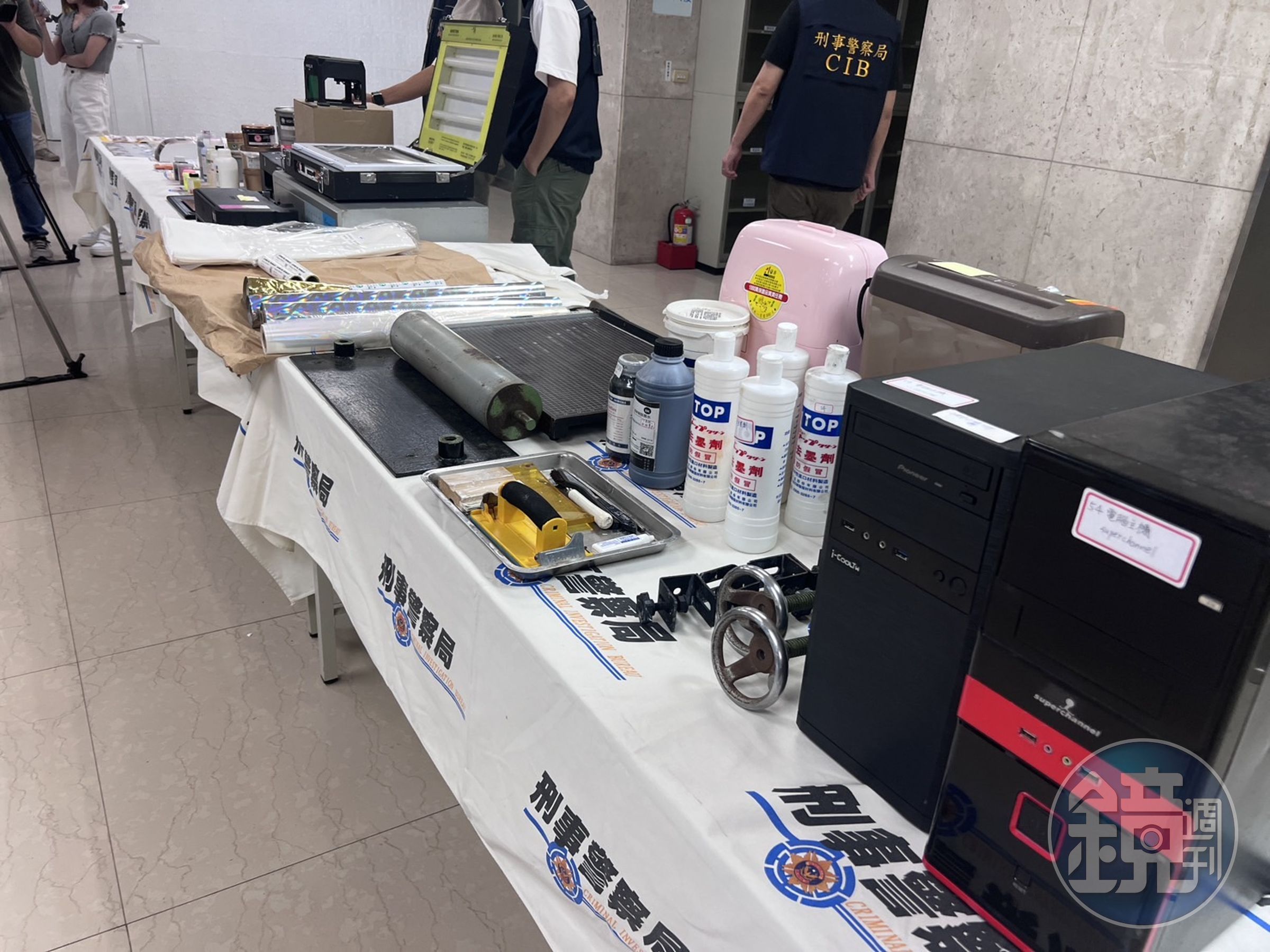警方查扣的偽鈔證物。（警方提供）